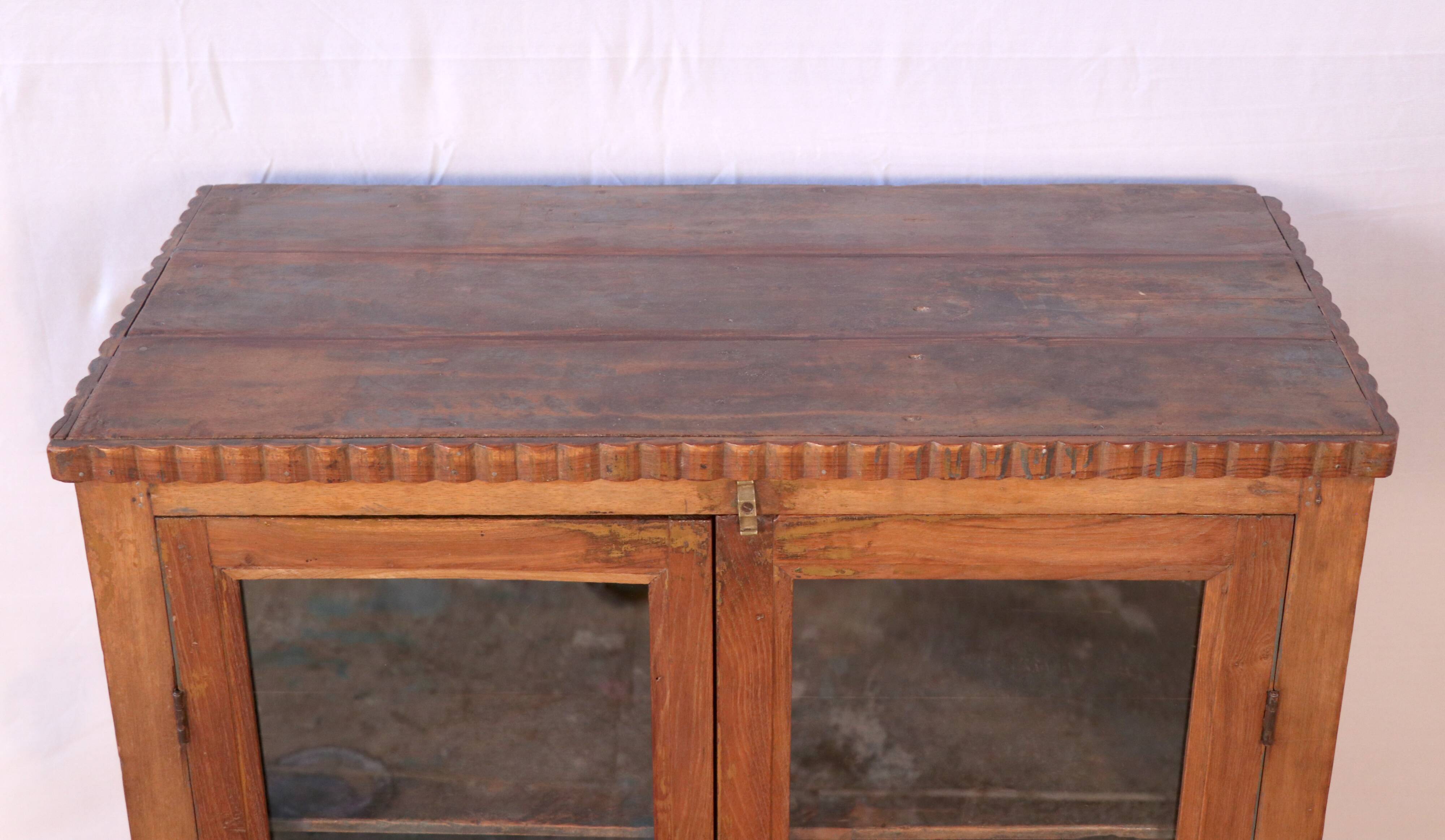 Ancien cabinet vitré en teck birman