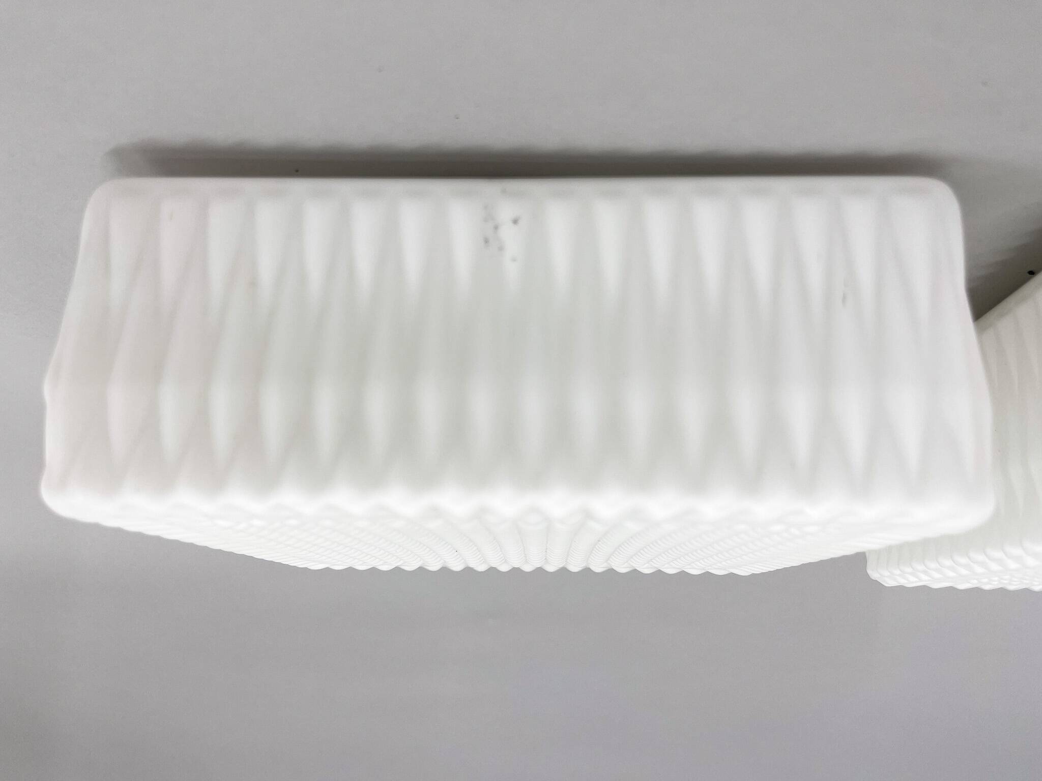 Paire de plafonniers vintage en verre de lait, Tchécoslovaquie