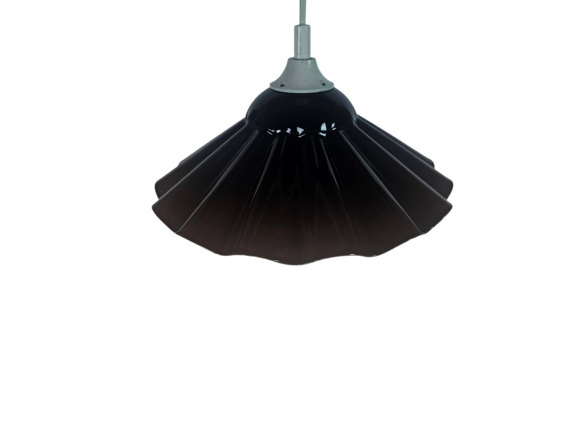 Vrieland Design – enamel – metal – scalloped edge – red/brown – 1970s