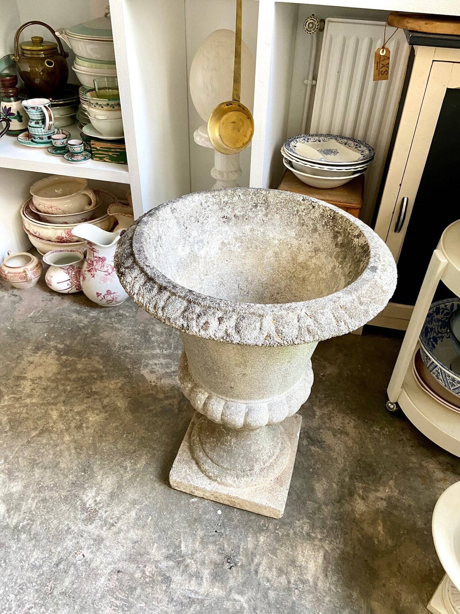 Medici pot in beige reconstituted stone