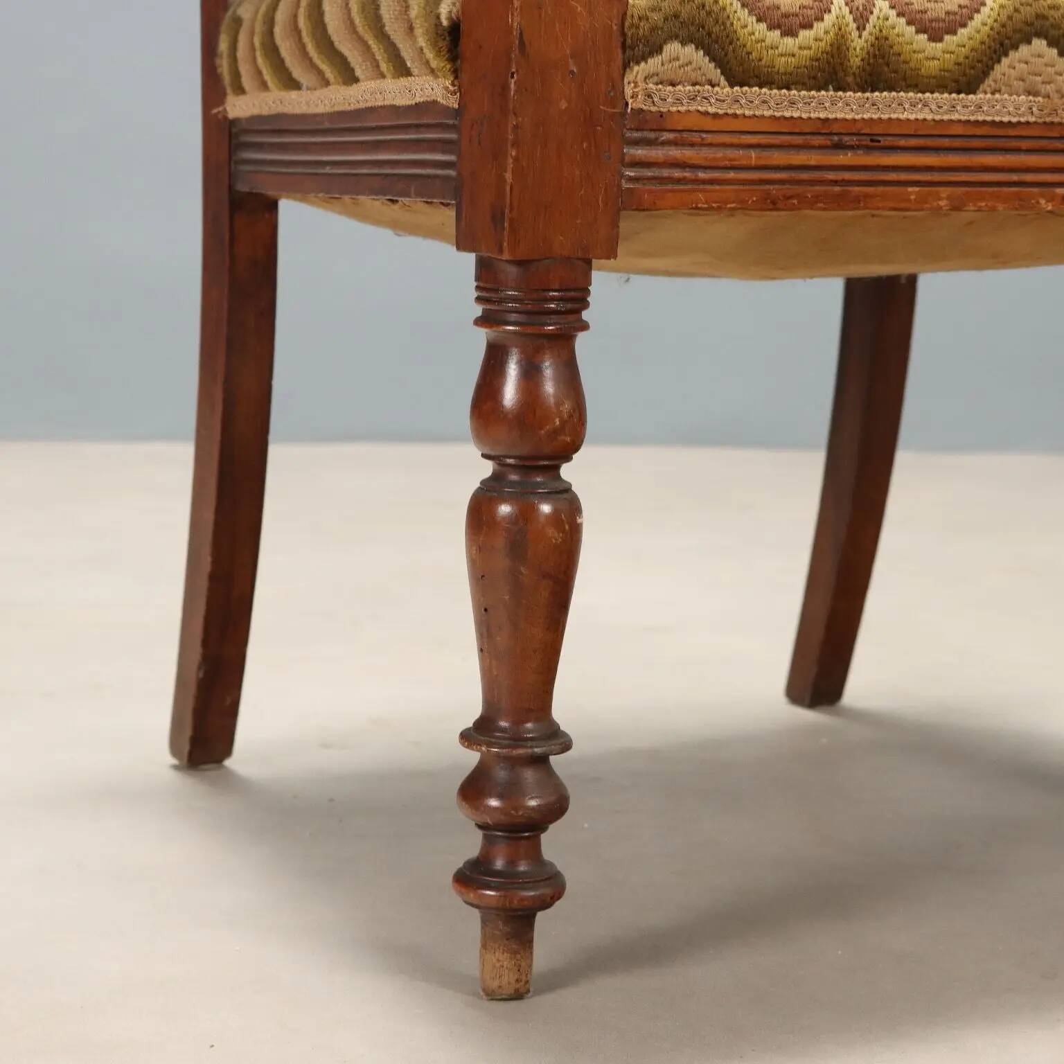 Antique Louis-Philippe armchair in walnut, Italy, 19th century.