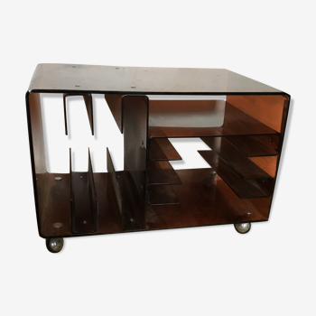 Table meuble sur roulettes Michel Dumas en plexiglas Fumé années 70 meuble bas