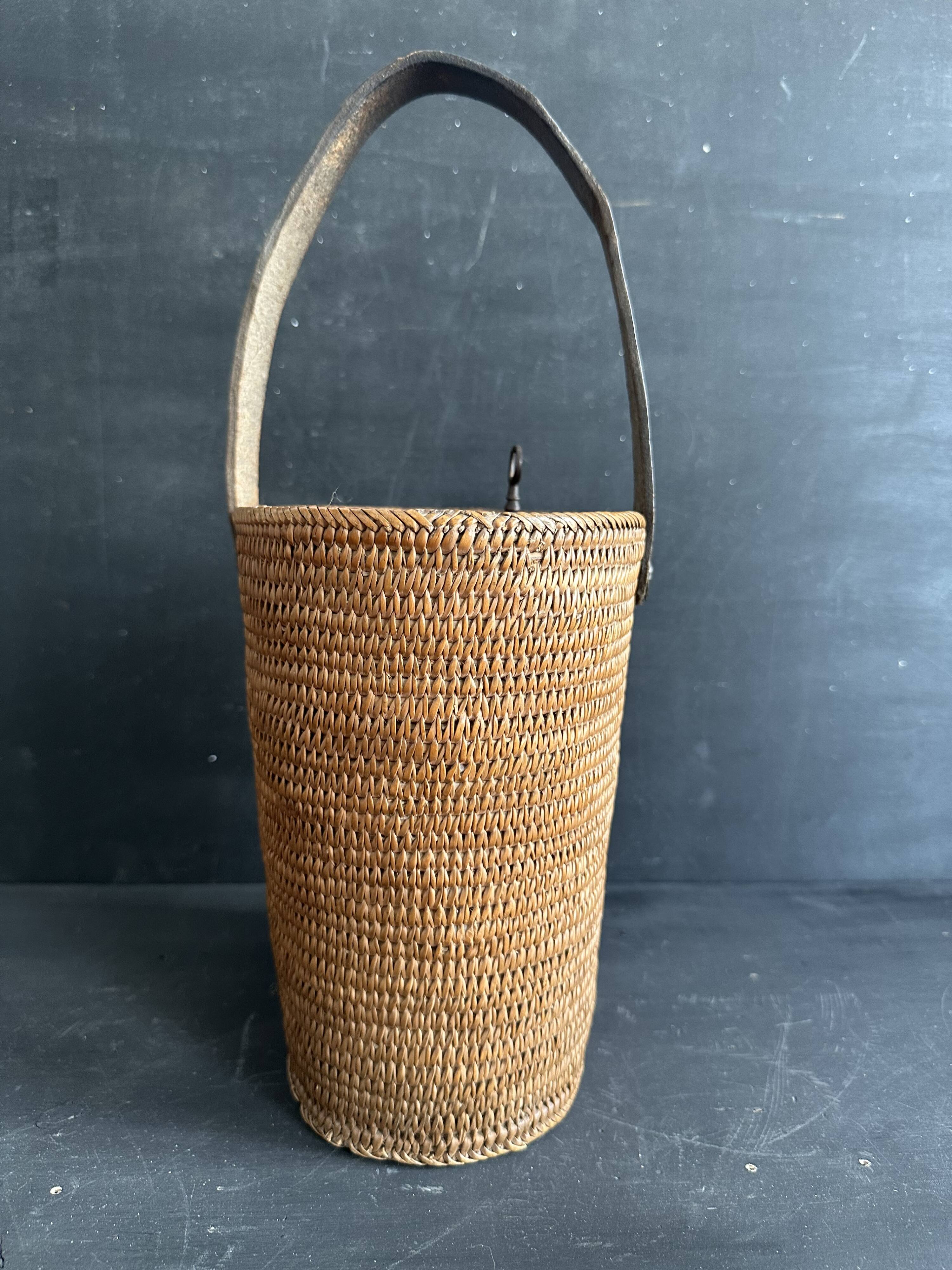 Ancien sac panier en vannerie, bois et cuir, XIXe siècle
