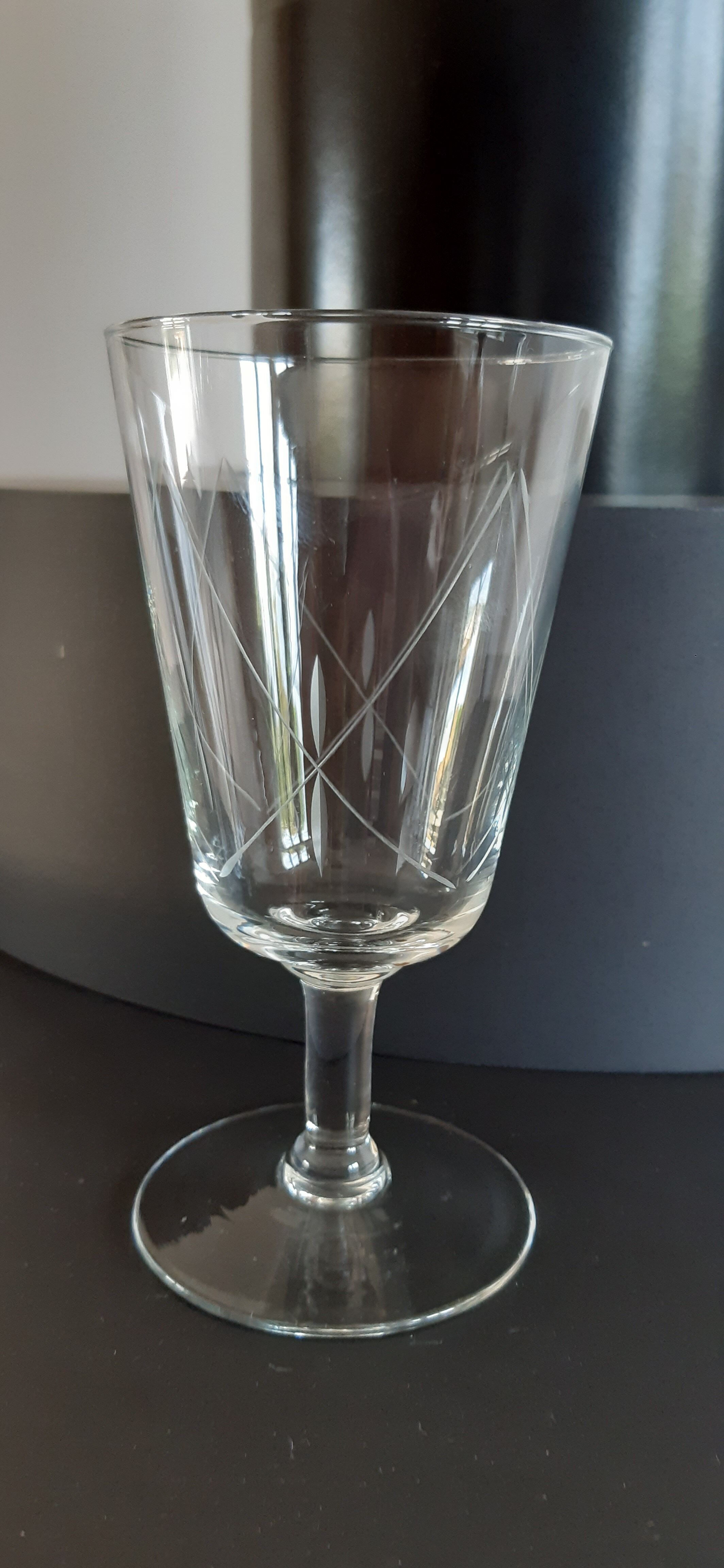 Lot de 10 verres à vin / eau gravés années 50