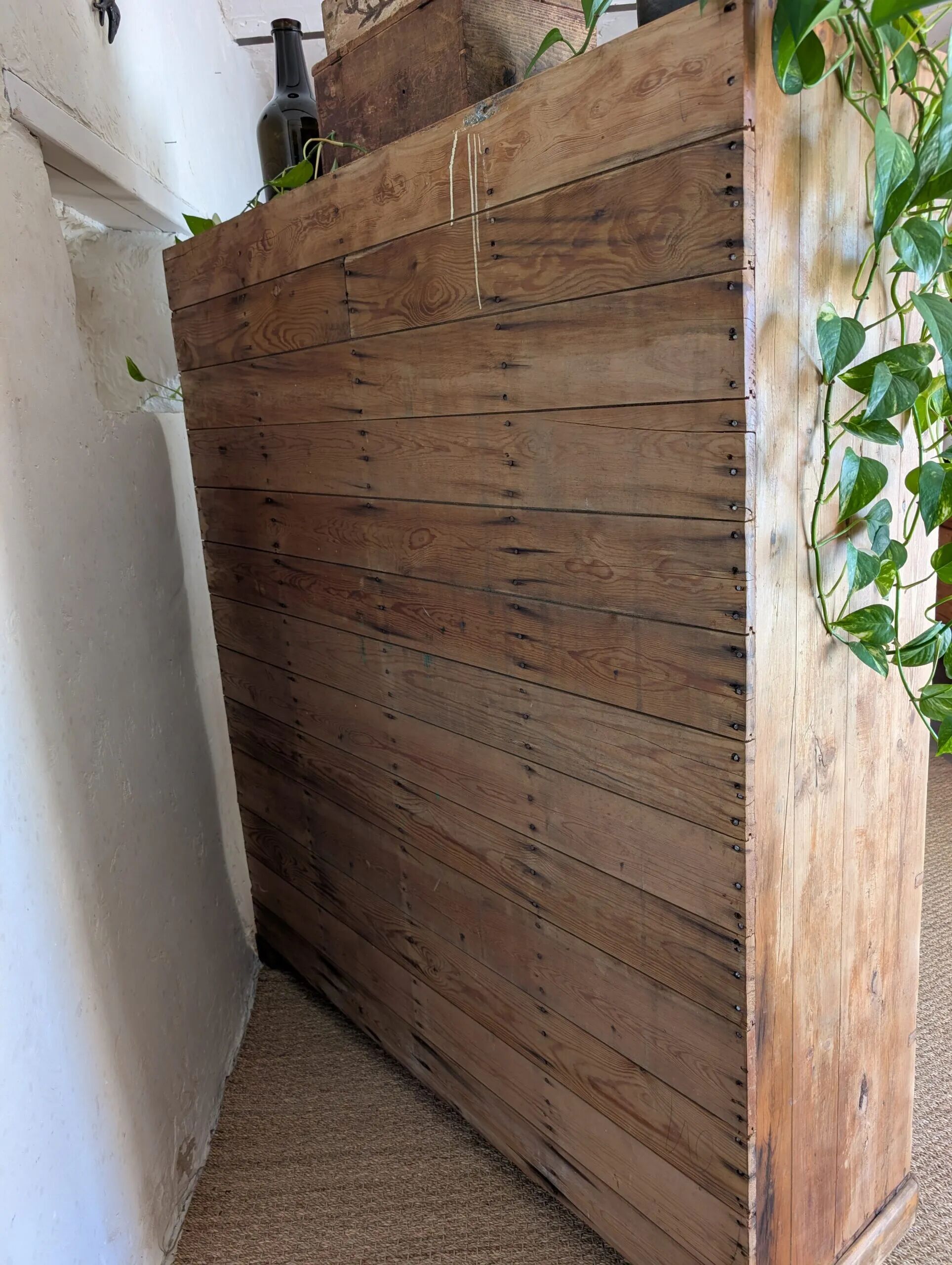 Ancien meuble à casiers en pin – 24 compartiments