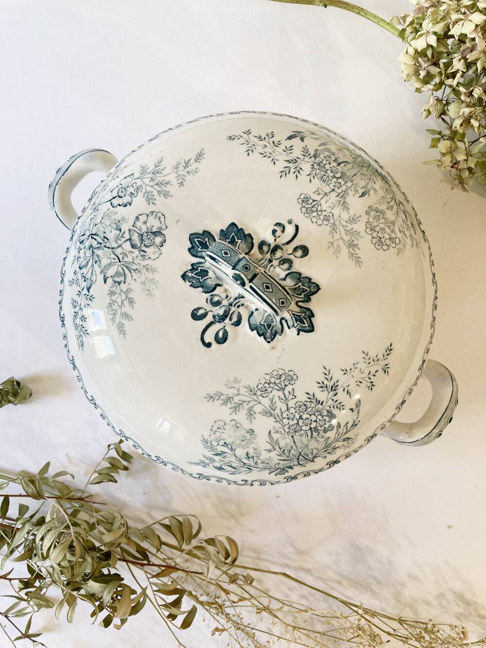 Iron earth soup tureen, Sarreguemines, Eglantine model