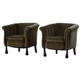 Mid-20th century, pair of Danish shell lounge chairs in green velvet, 1940s.