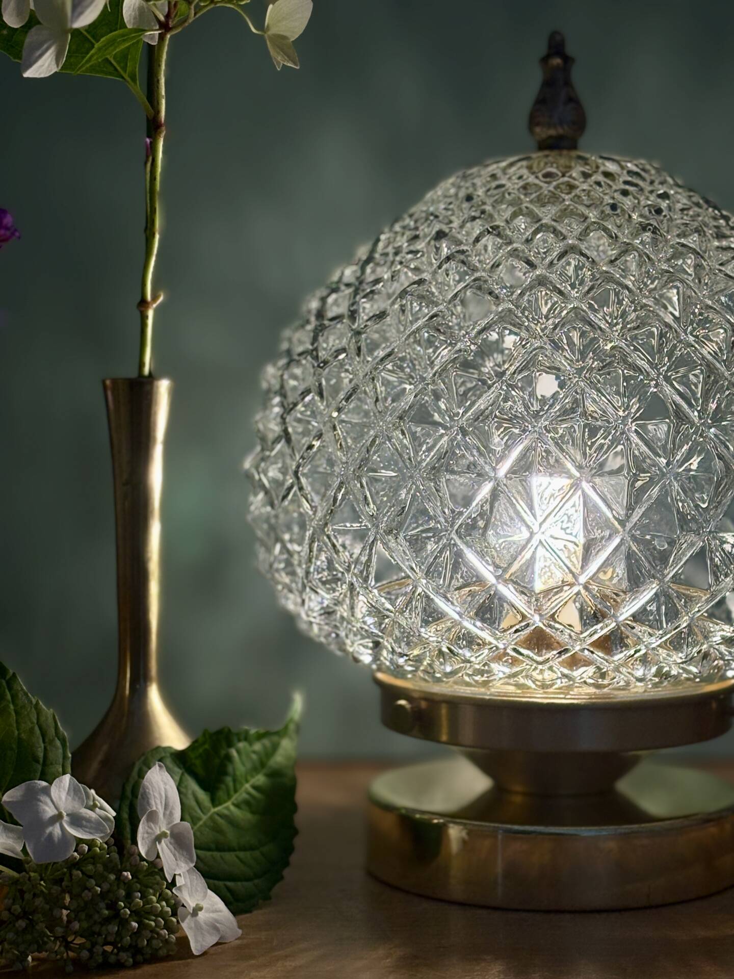 Lampe à poser globe vintage en verre moulé pointes de diamant