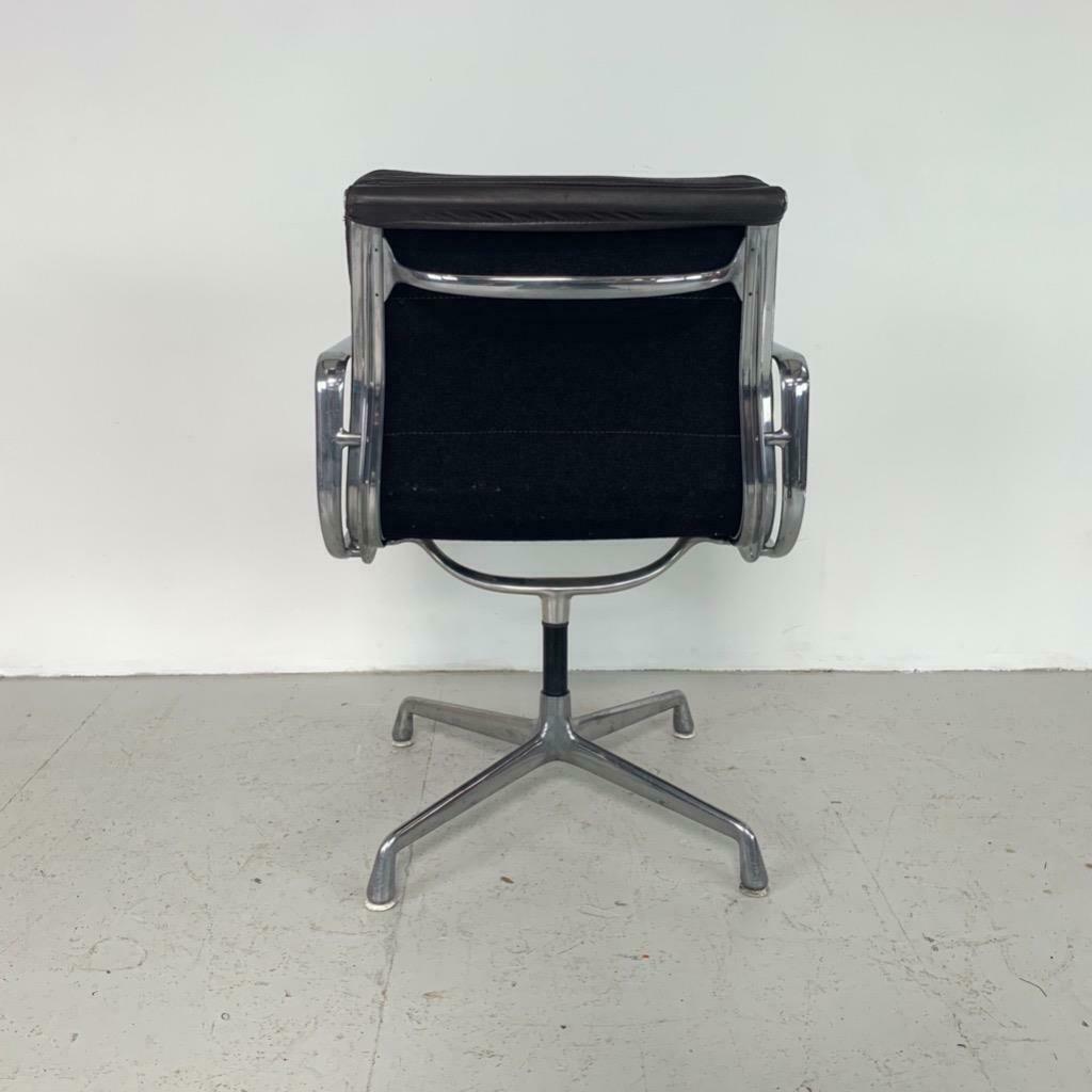 Fauteuil Eames pour Herman Miller Pad Group Chair