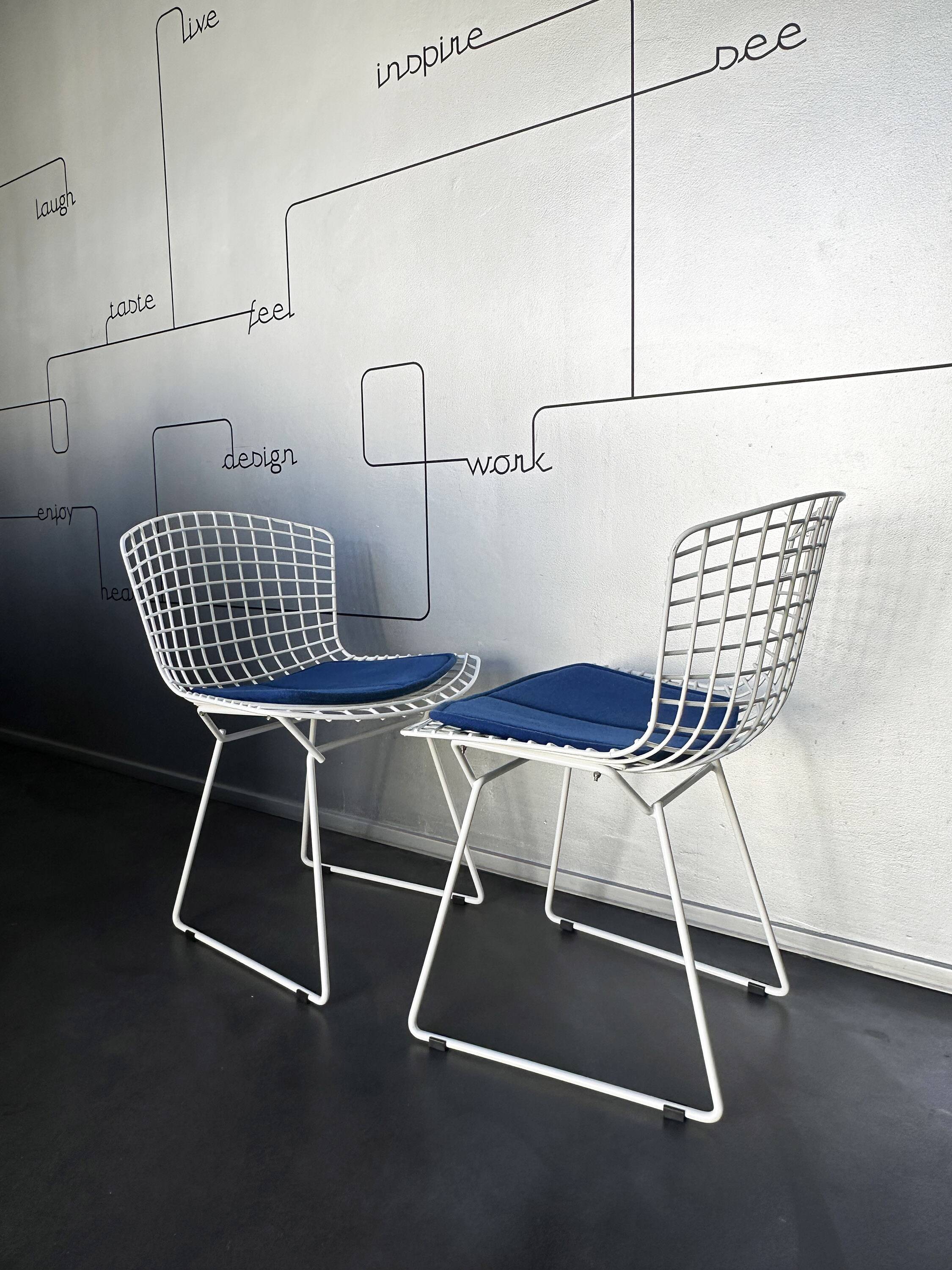 Pair of dining chairs 420 by Harry Bertoia for Knoll International, 1970s.