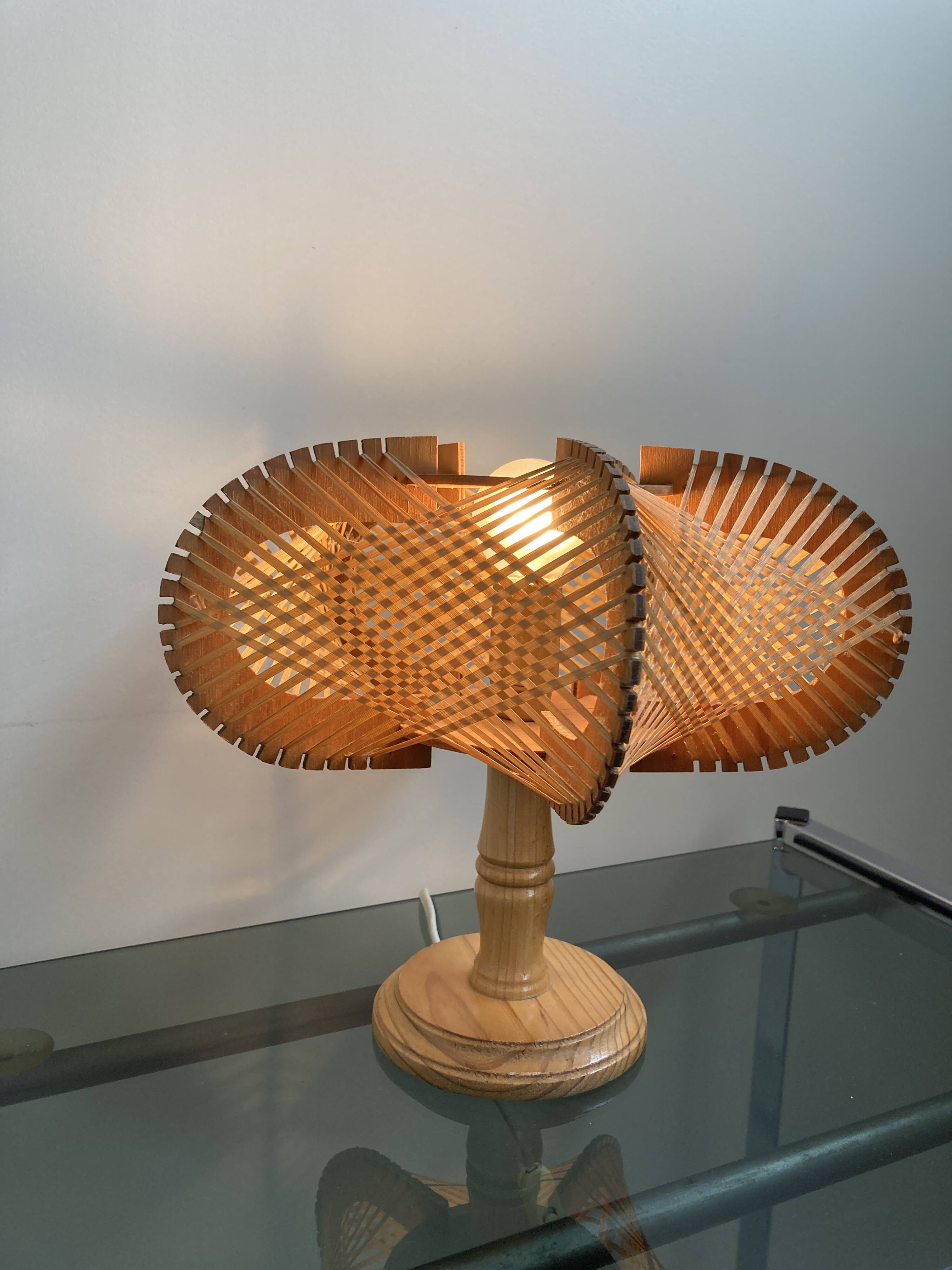 Table lamp in wood and Scandinavian rattan wire