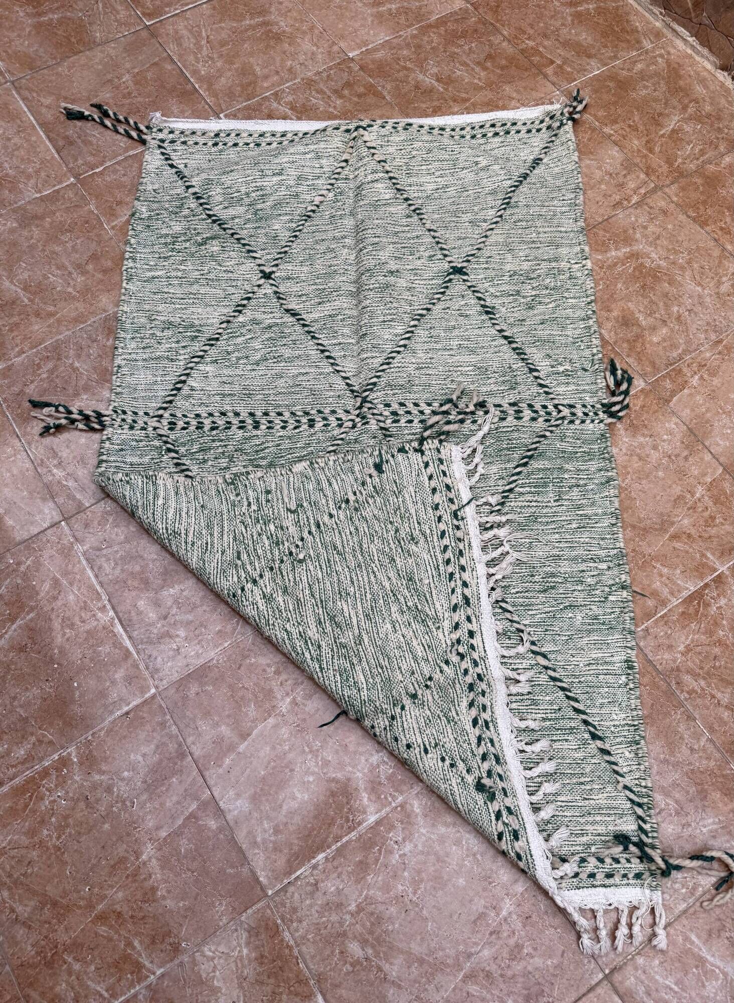 Small Moroccan Berber rug (Zanafi kilim) for bedroom and living room.