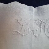 Nappe en trés fin coton ,  ivoire clair , 2 monogrammes LH .