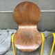 Chaises en bois et structure jaune