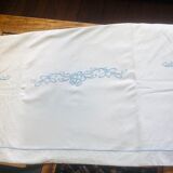 Drap brodé à décor floral bleu