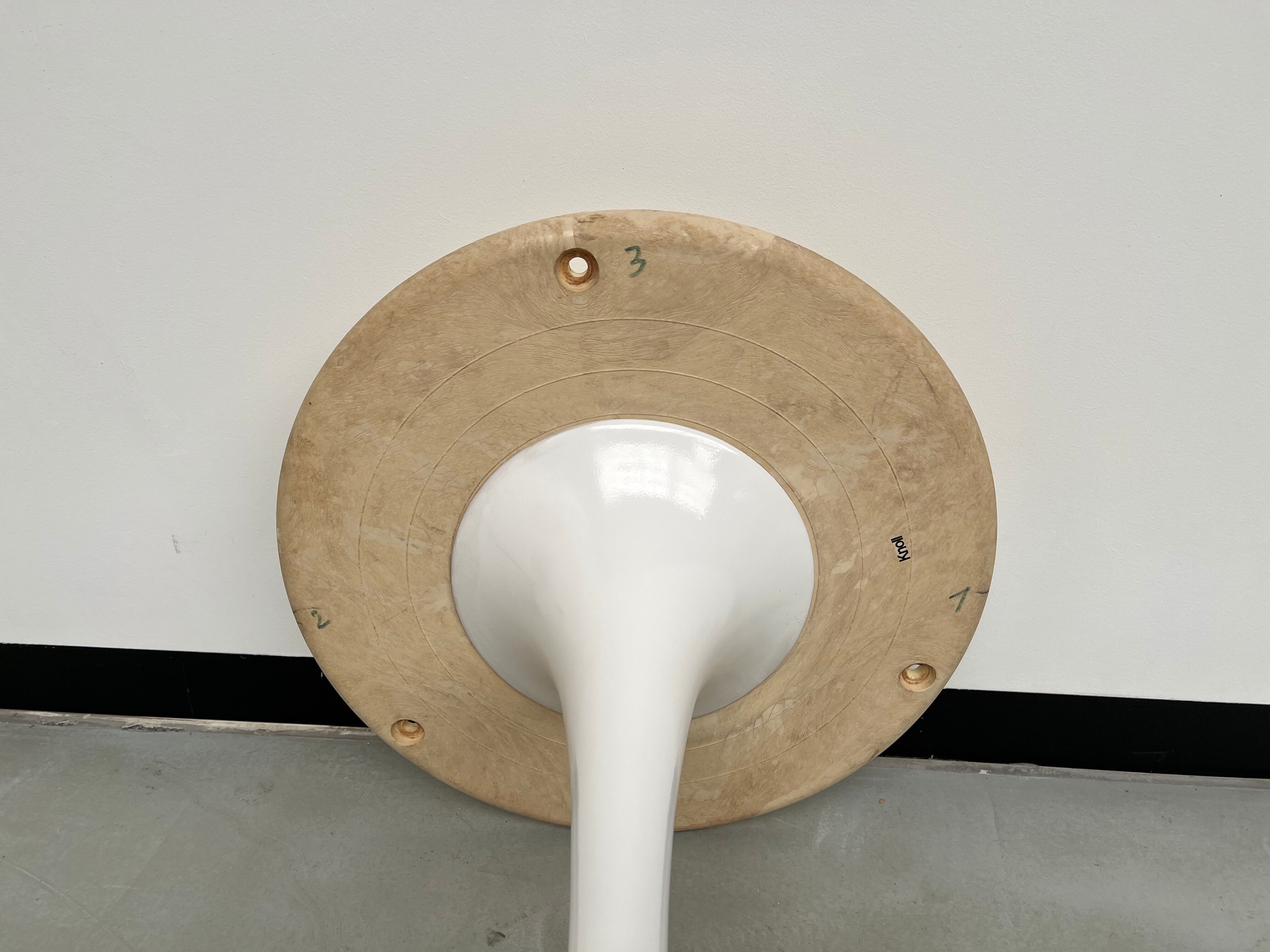 Florence Knoll round table, marble top and tulip base, circa 1960, Eero Saarinen