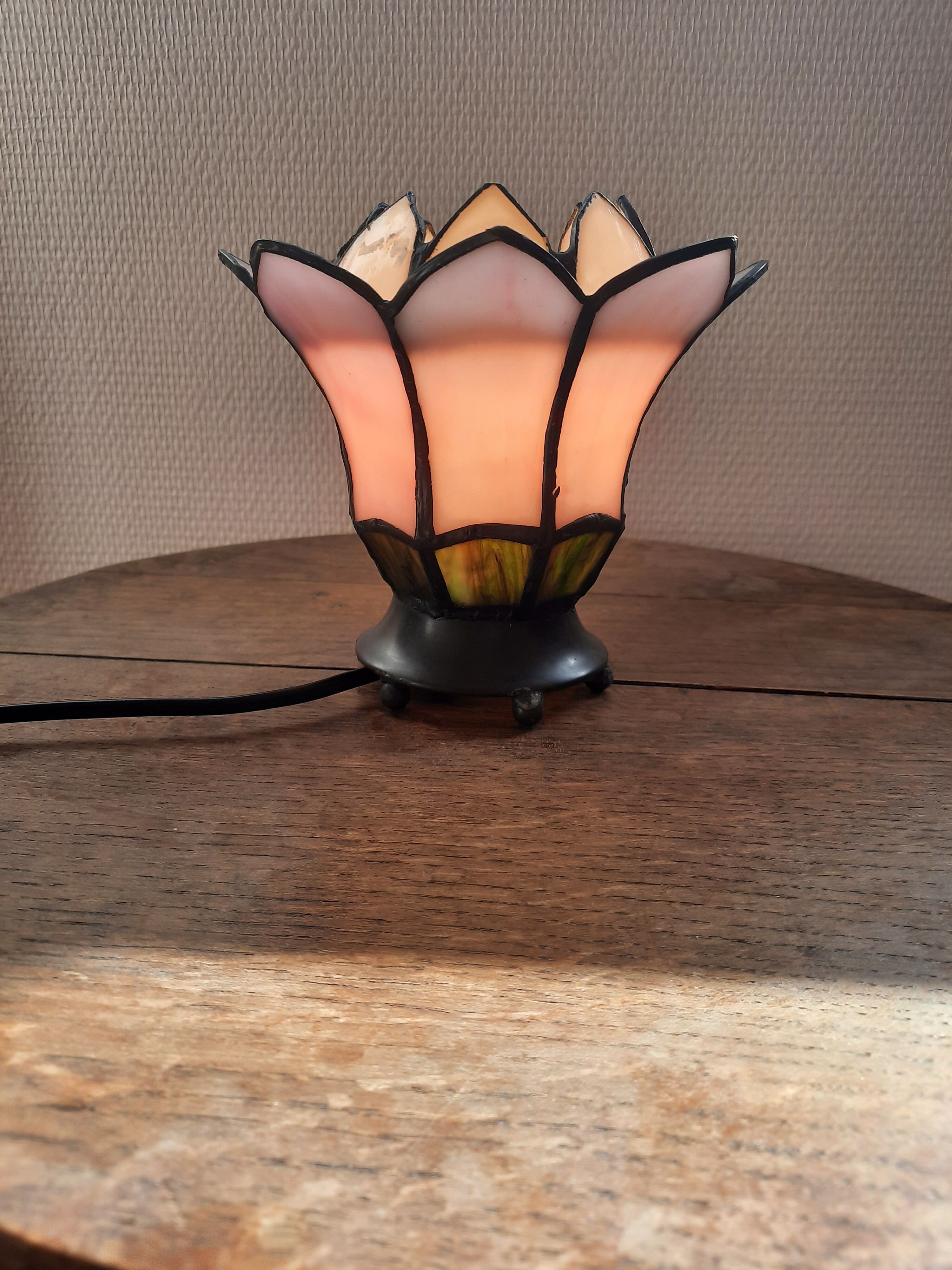 Lotus lamp in the taste of the tiffany house