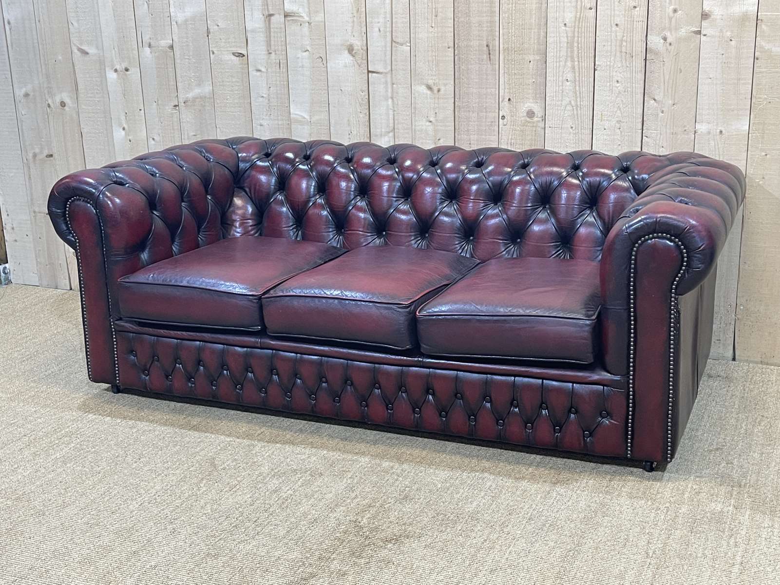 Chesterfield sofa in red leather 3 places from the 70s