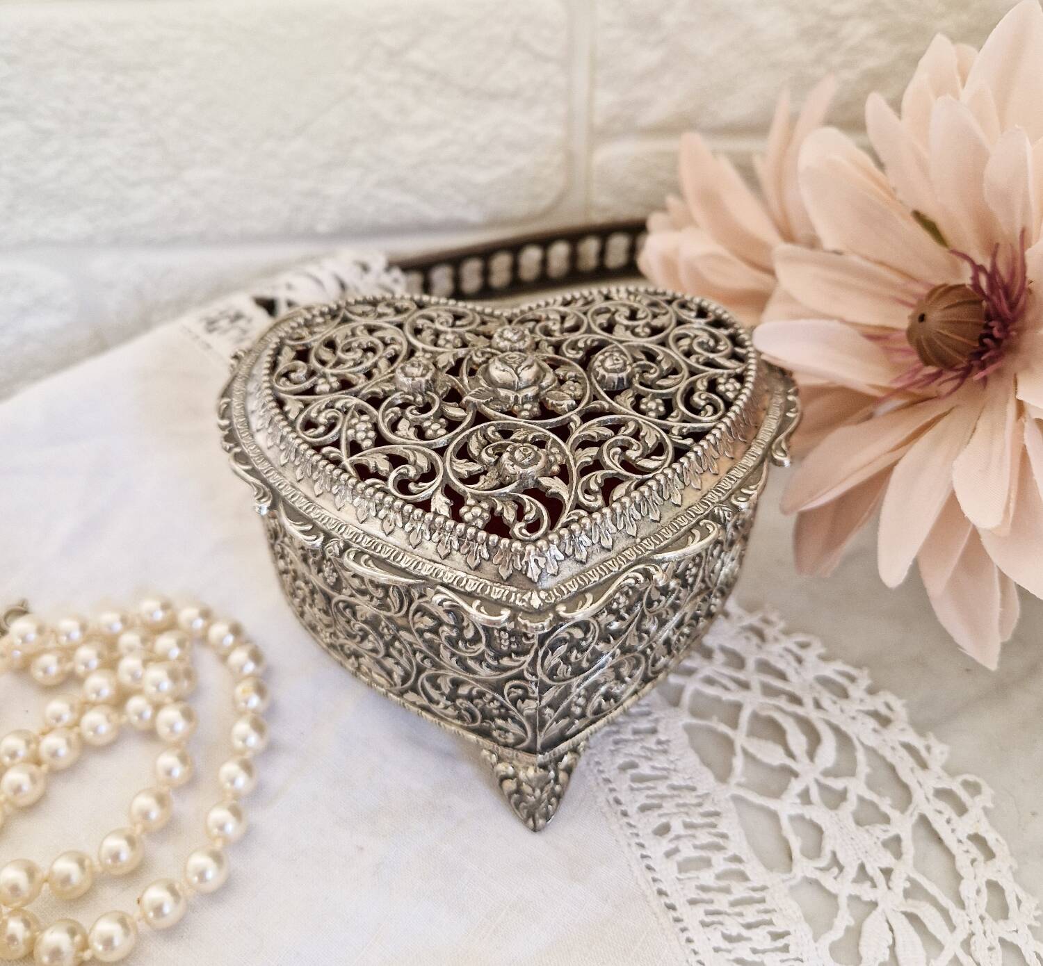 Petite Boîte à Bijoux En Forme De Coeur En Métal Argenté Vintage