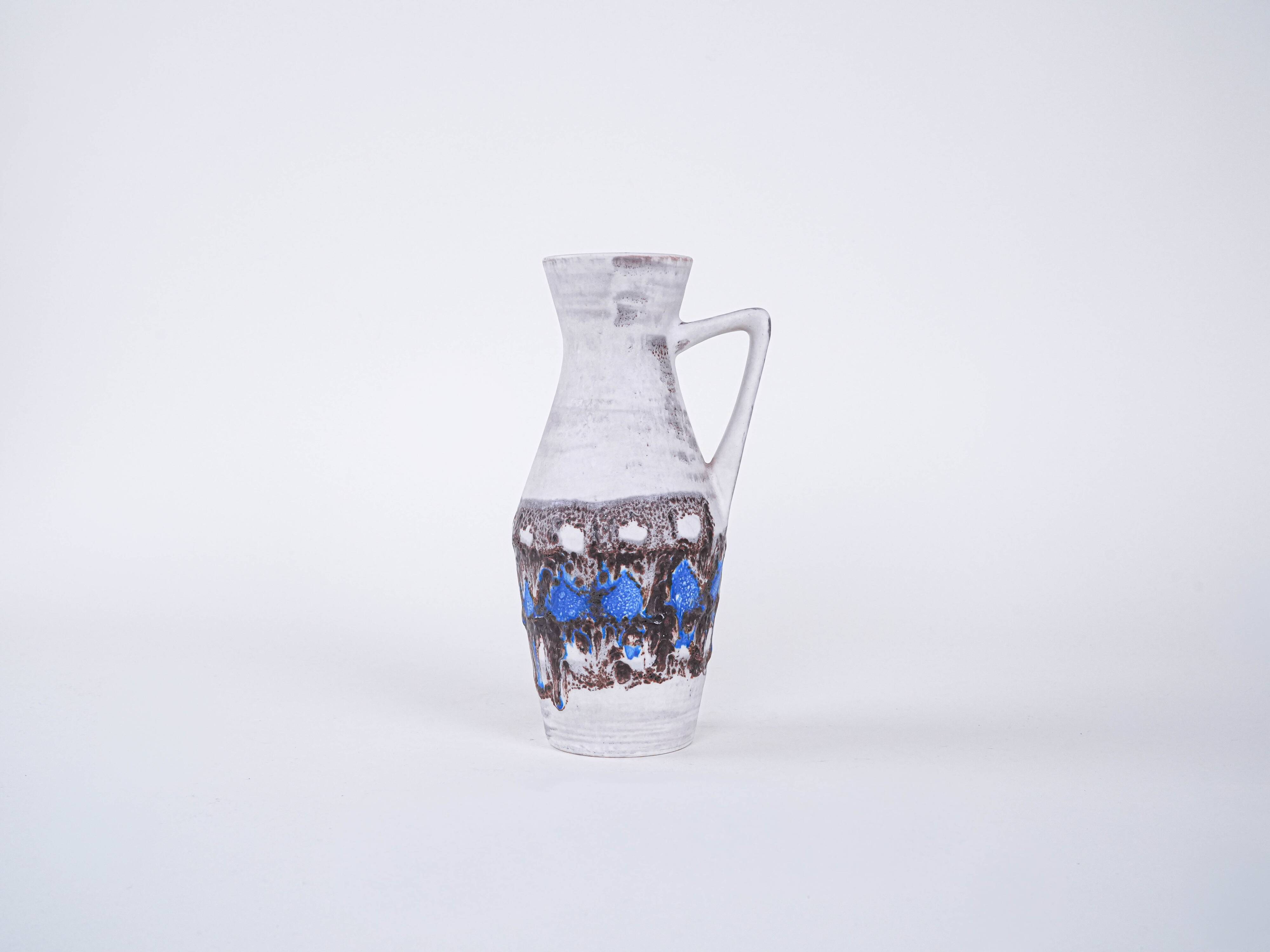 Vase en céramique avec une poignée, design allemand, années 1960, fabriqué en Allemagne de l'Ouest.