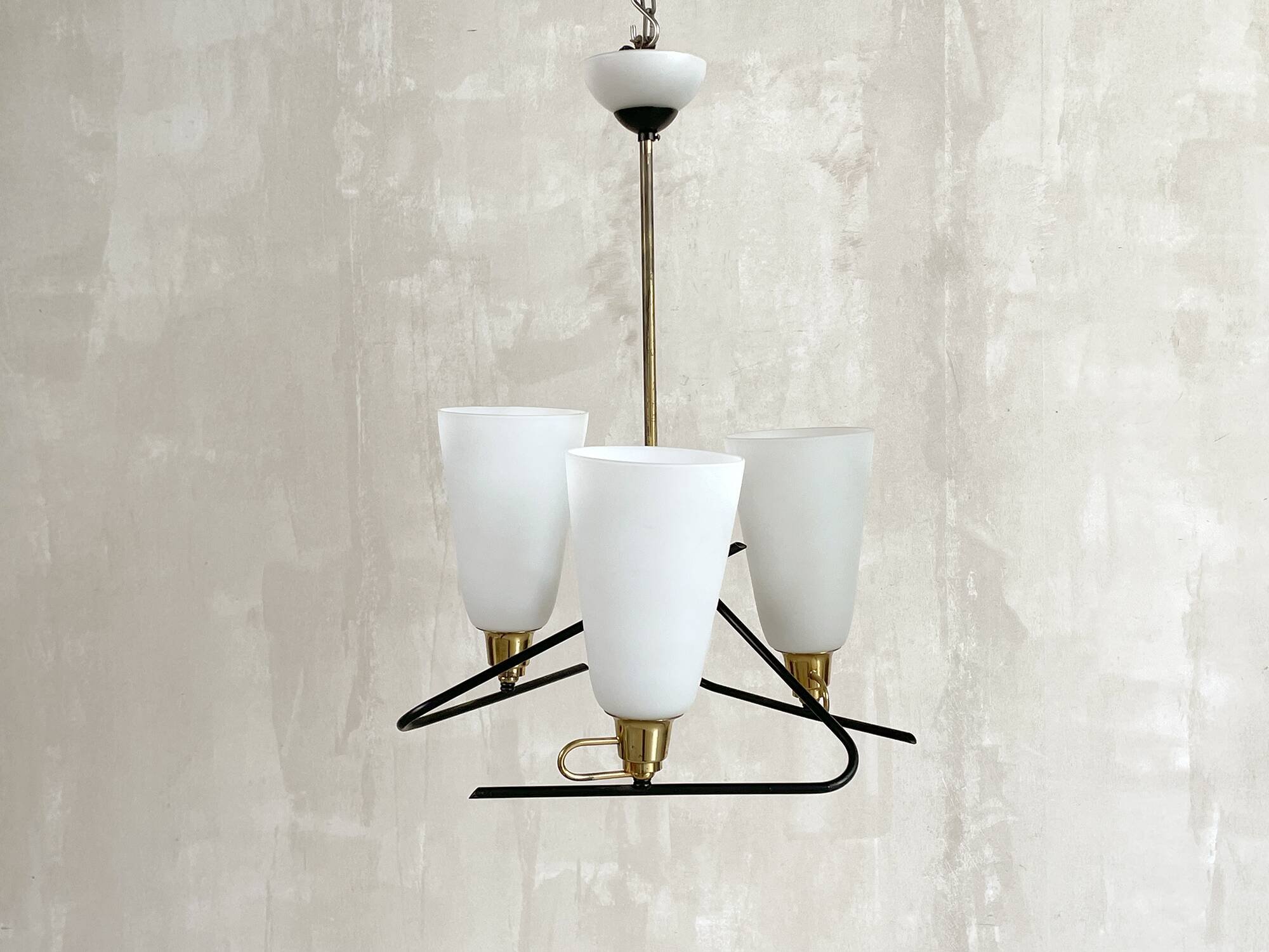 Italian chandelier with three opalines, 1950