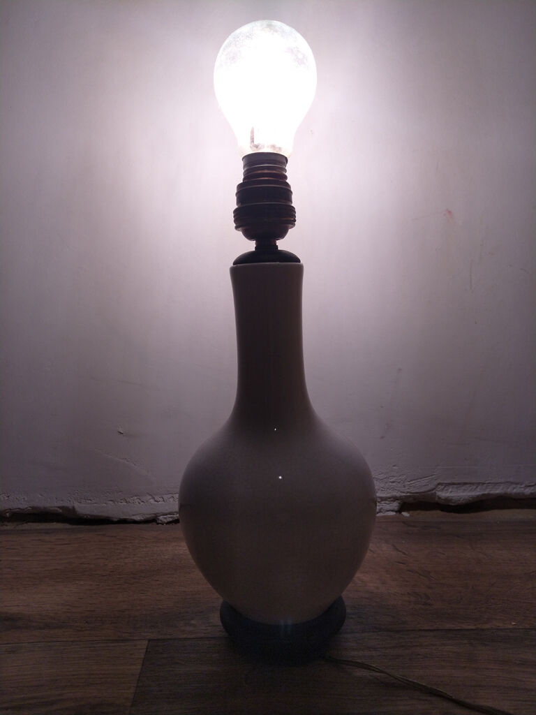 White ceramic table lamp