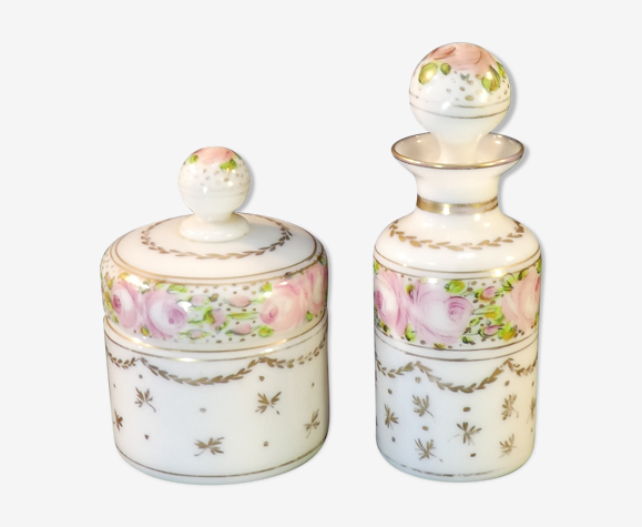 2 anciens flacons de toilette en opaline Napoléon III peint a la main