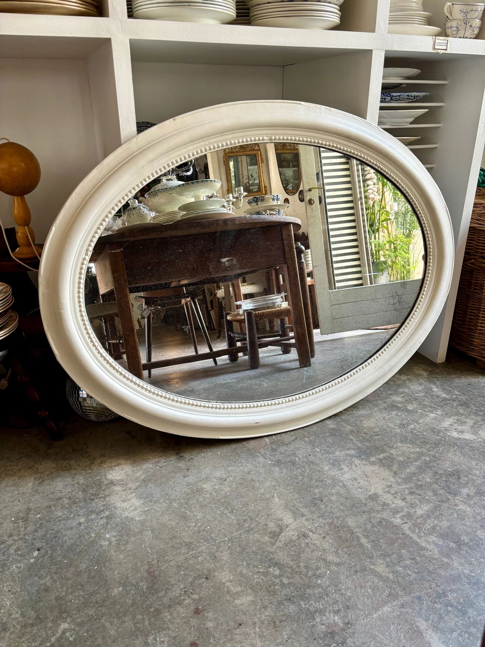 Oval mirror in pearl-coloured stucco 85 x 114 cm