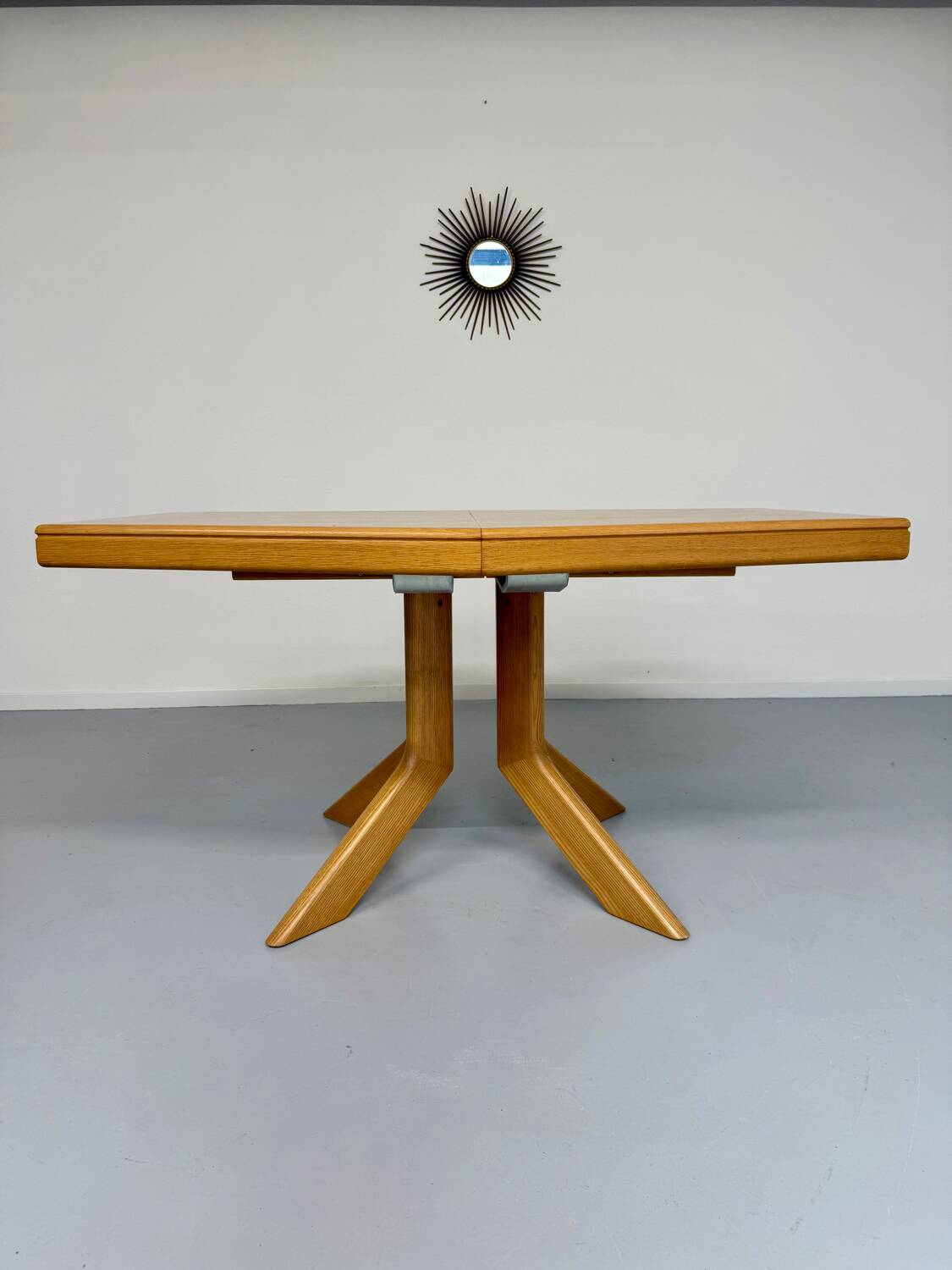 Ancienne table en bois massif octogonal a rallonge design Girsberger