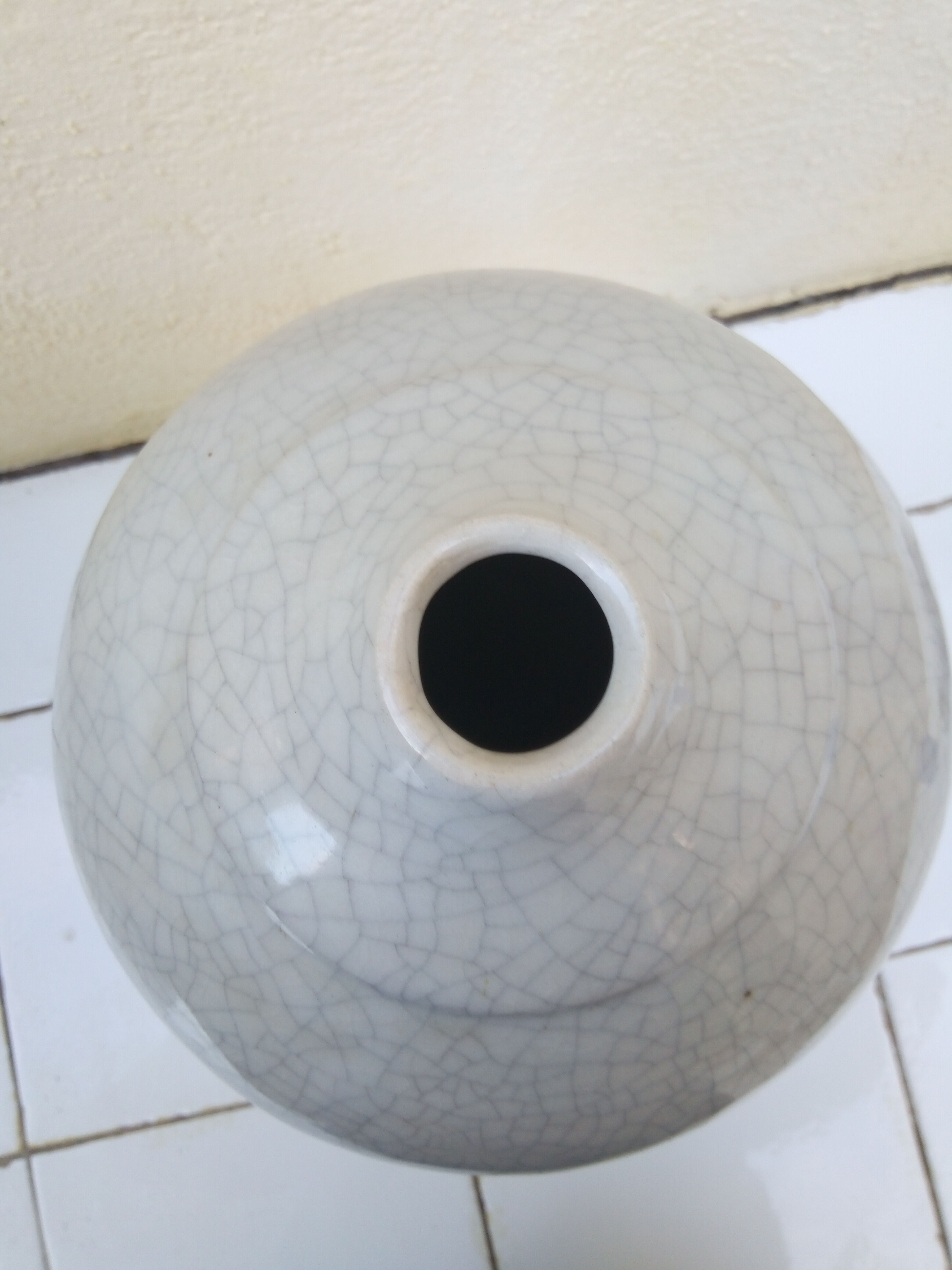 Ancient and large Asian vase, glazed ceramics.