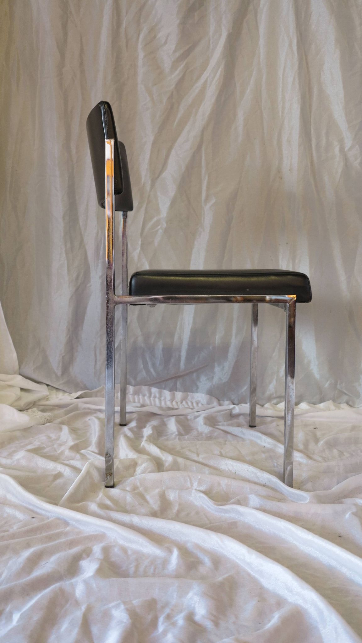 Chaise moderniste métal chromé et simili cuir noir