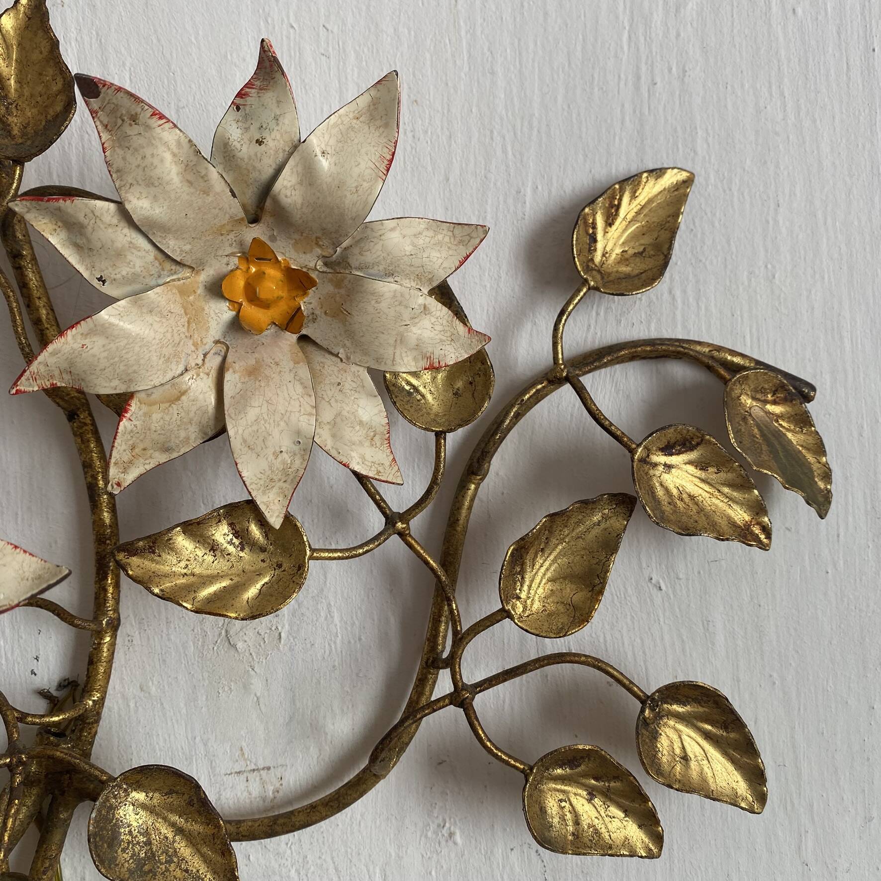 Grande applique fleurs et feuillage en métal doré années 50-60