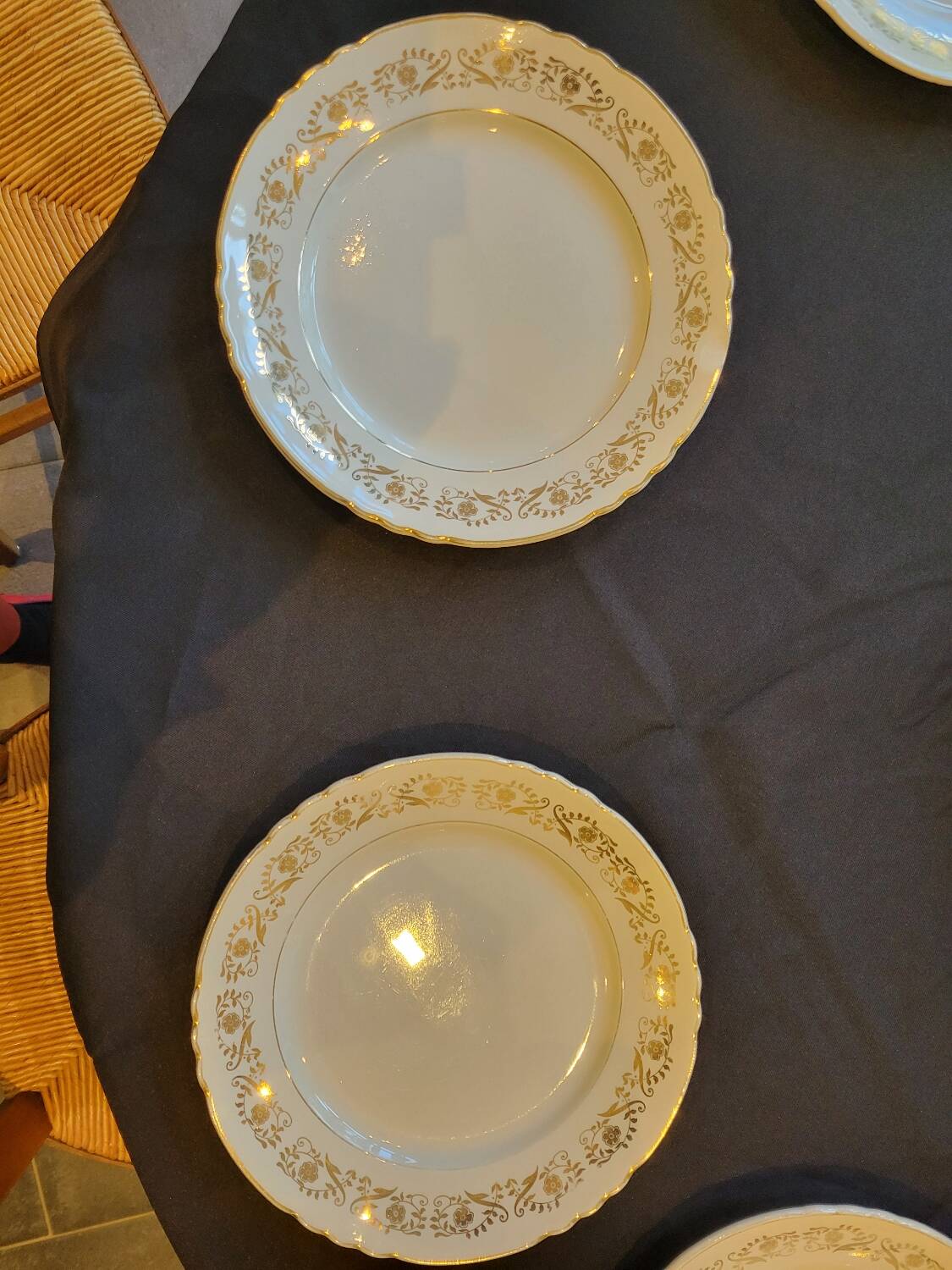 16 flat gold plates from Orchies porcelain