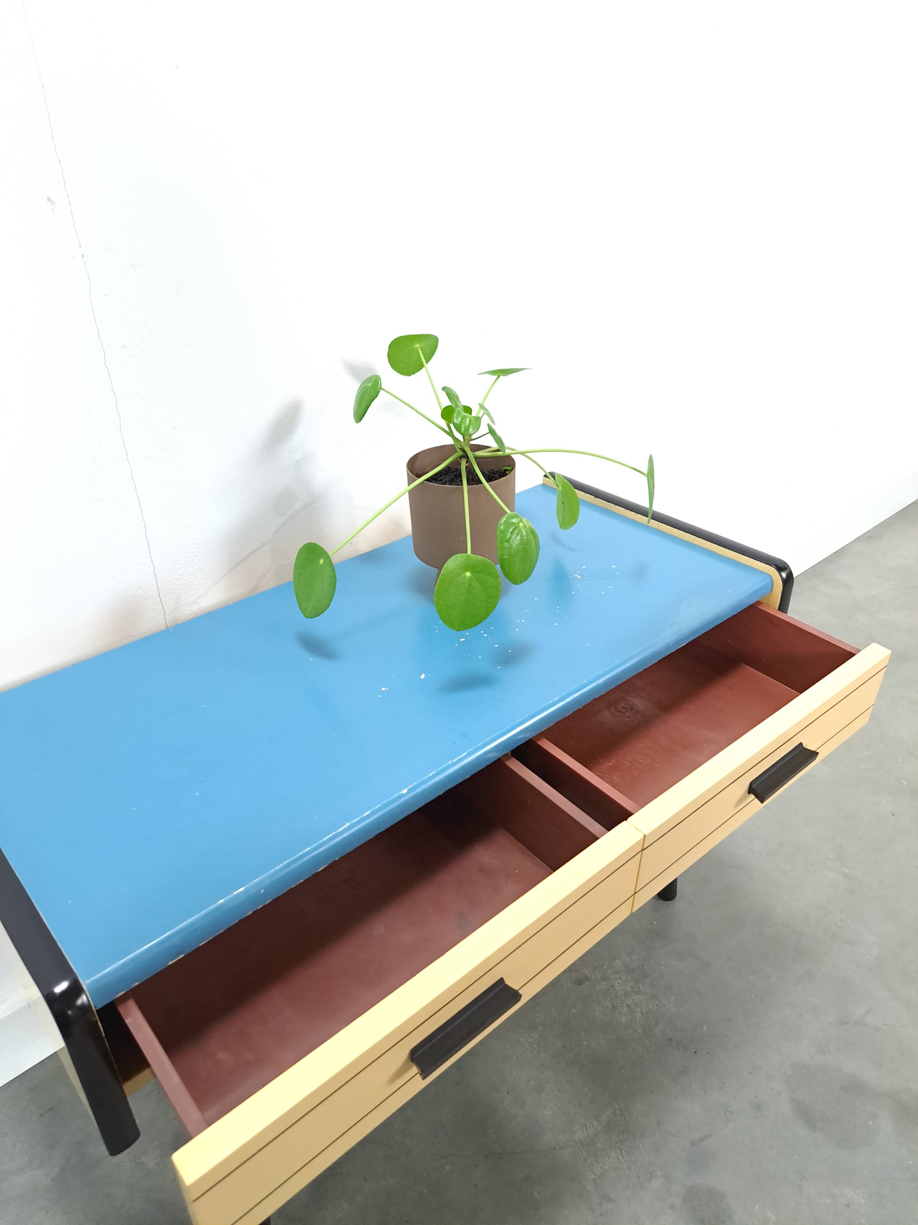 Jaren 50 ladekastje met blauw blad en zwarte poten