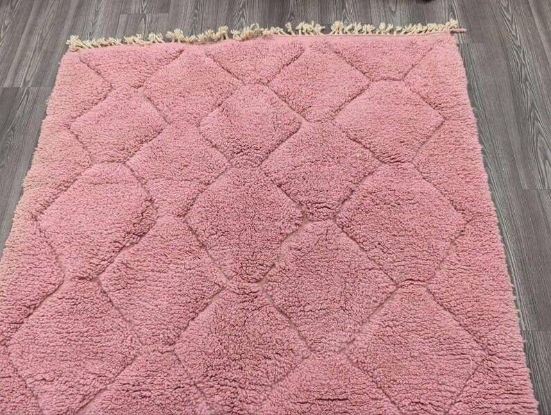 Handwoven natural wool rug, traditional pink, size 1.5/2.5 m.