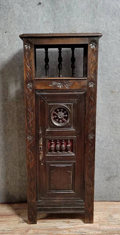Breton bonnet maker in solid carved oak, 19th century, circa 1850
