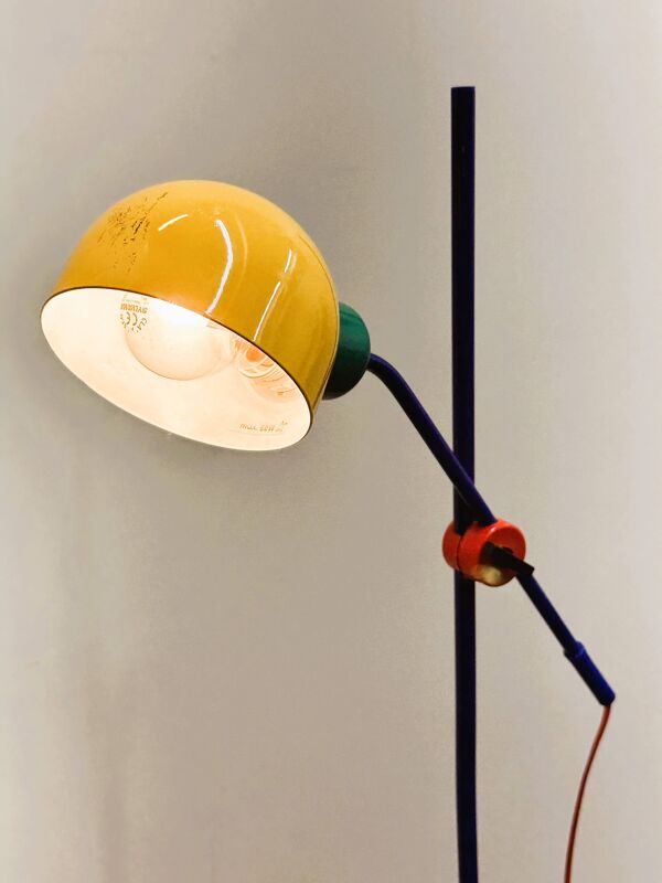 Lampadaire postmoderne en métal multicolore par Veneta Lumi, Italie des années 1980.