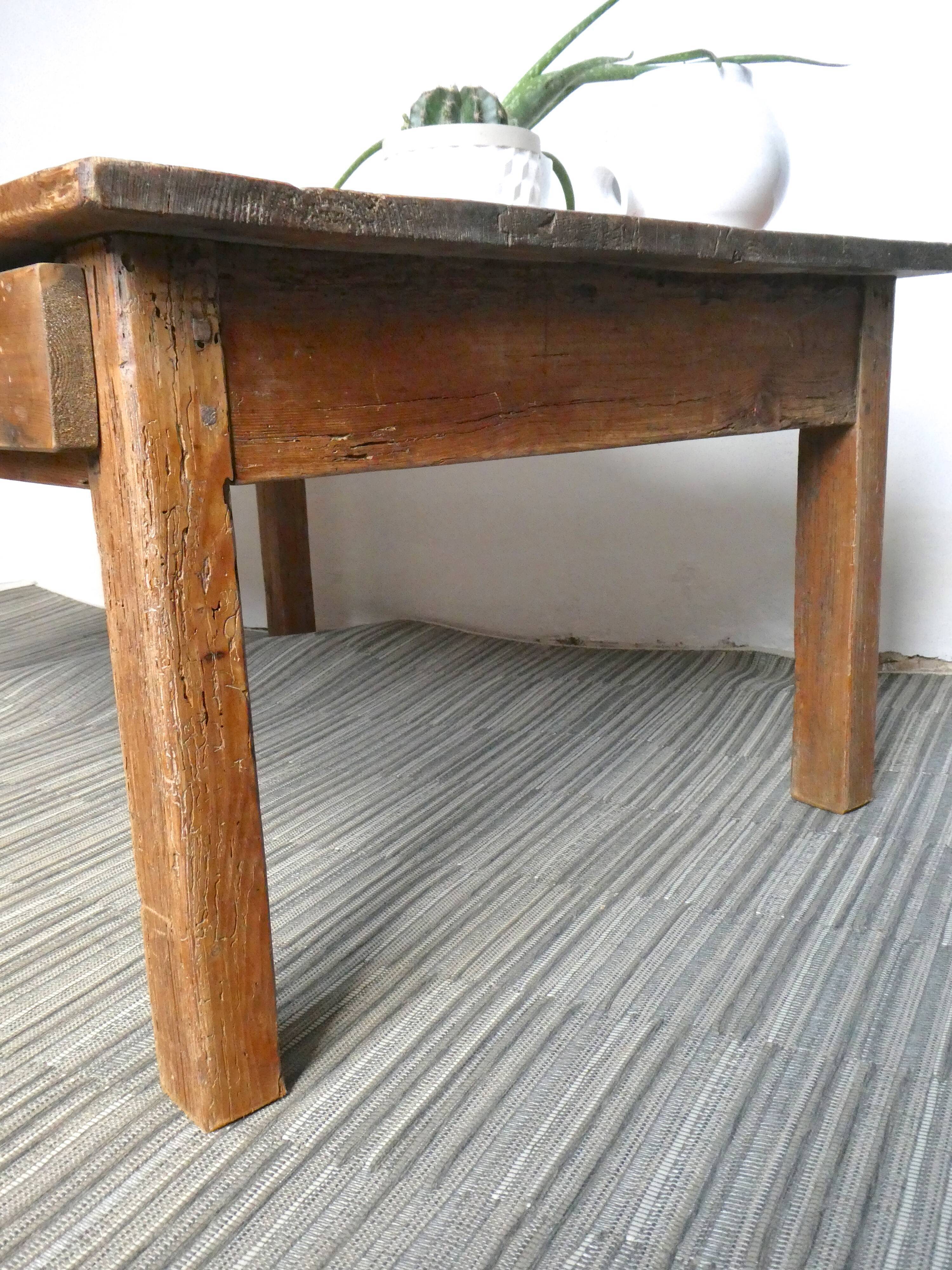 Coffee table in solid wood with a drawer