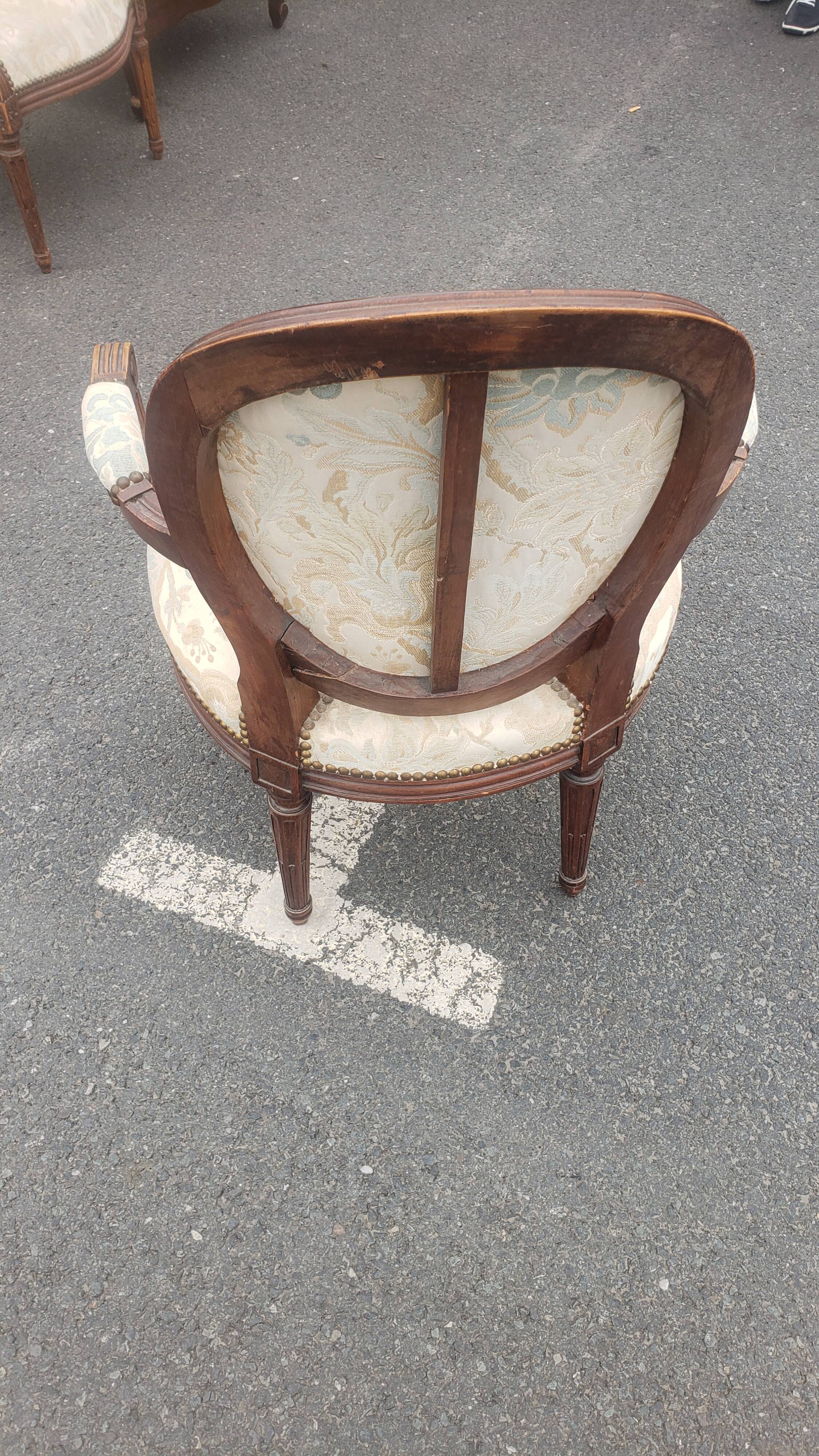 Pair of medaillon armchairs