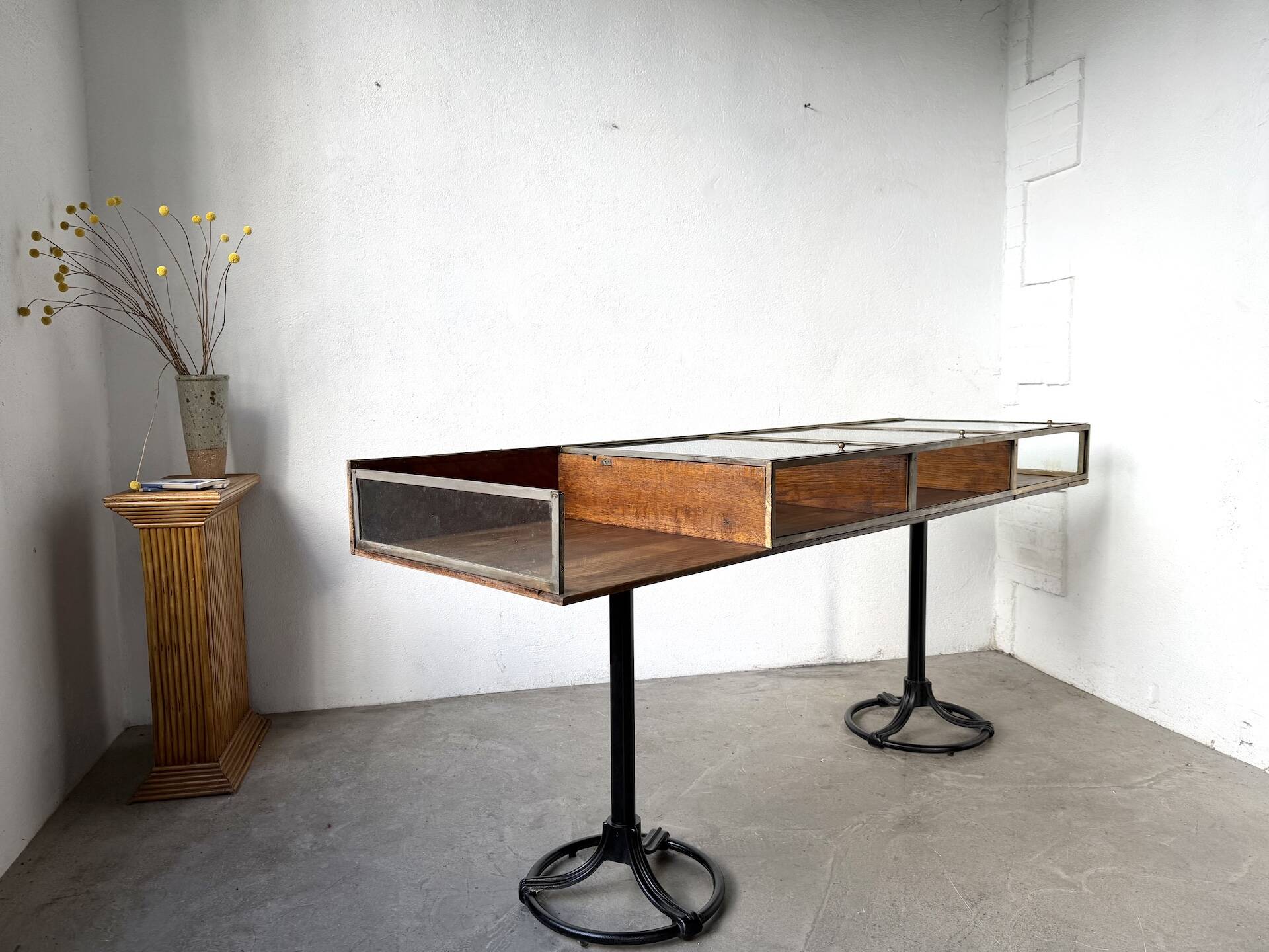 Oak and brass-mounted display cabinet on legs – Circa 1950