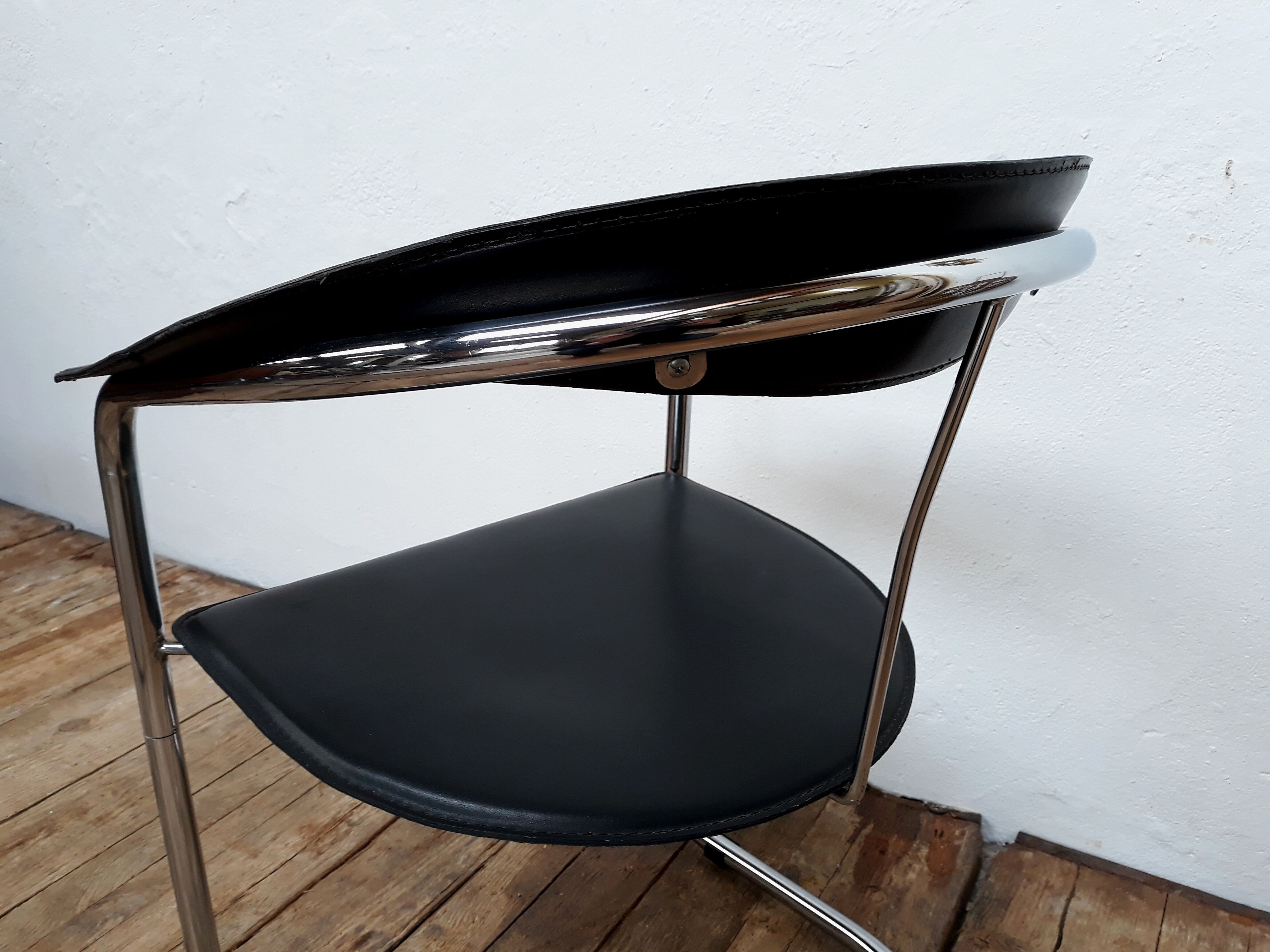 Fauteuil vintage métal chromé et cuir design italien