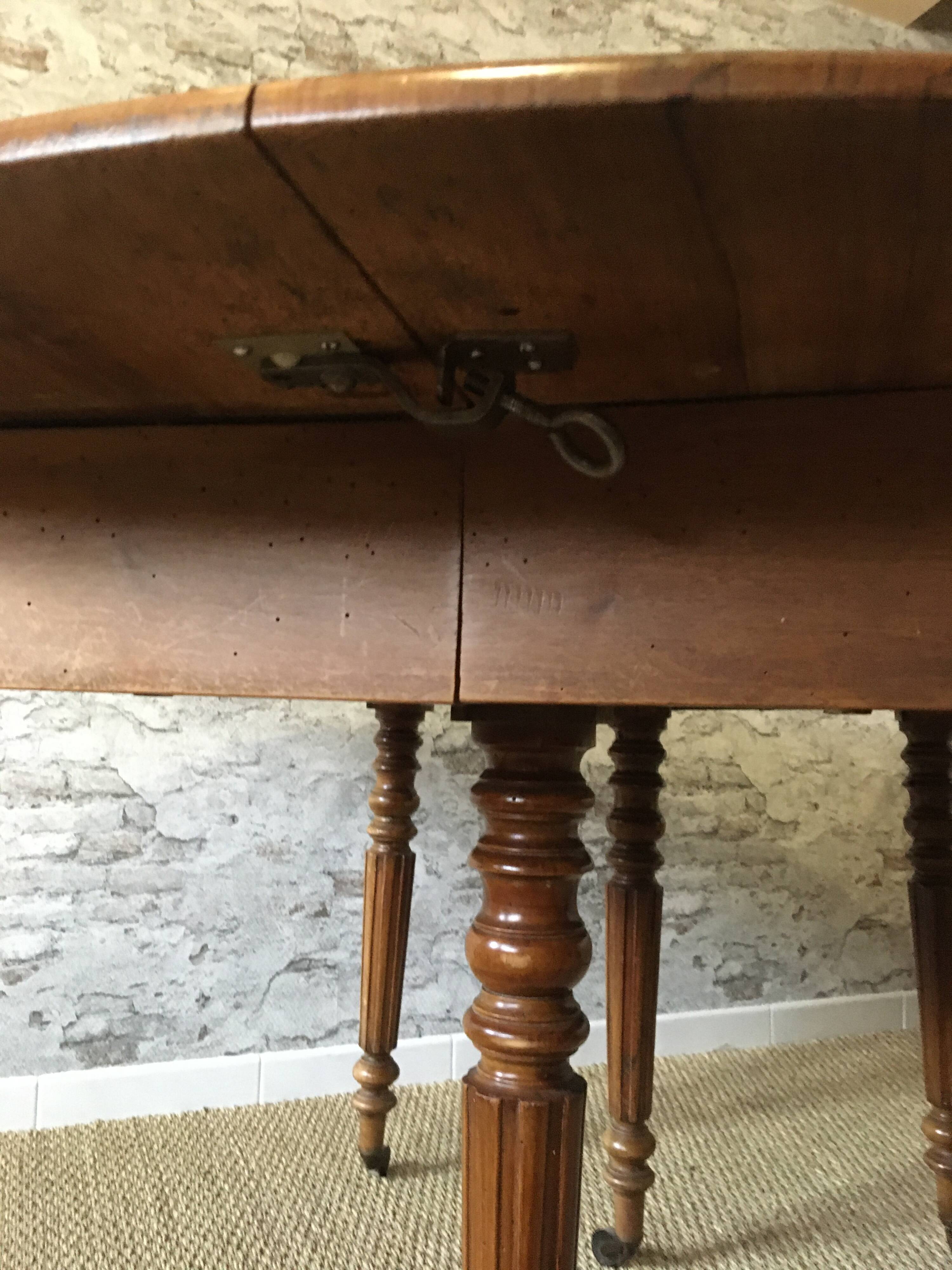 Extendable cherry round table