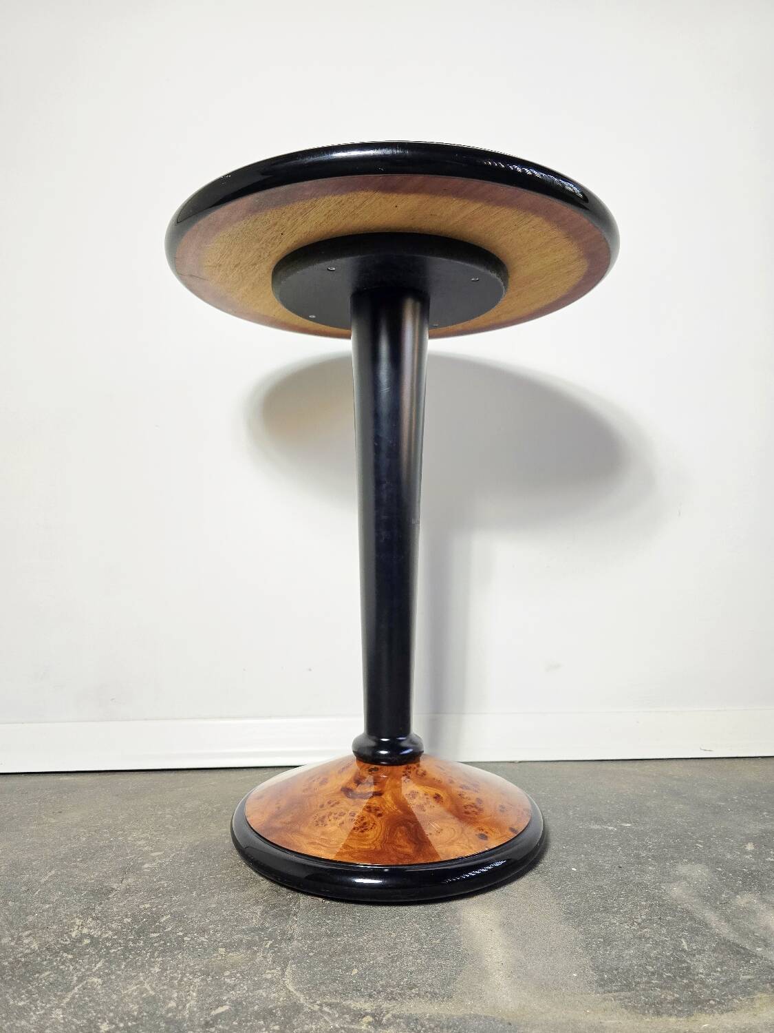 Table d'appoint en noyer et bois ébène de style Art Déco