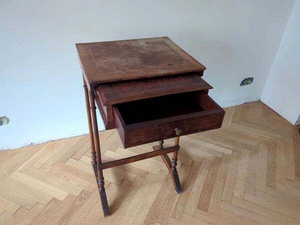 Petite table travailleuse ancienne en loupe d’orme – bois massif – tiroir