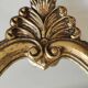 Miroir classique de style Baroque/Louis XV. En bois patiné vieil or. Décor motifs  Palmette/Volutes/Blason. Dim 46 x 27 cm
