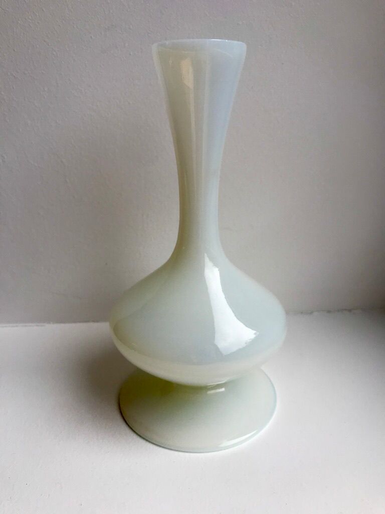 Small vase in white opaline 40s