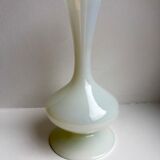 Small vase in white opaline 40s