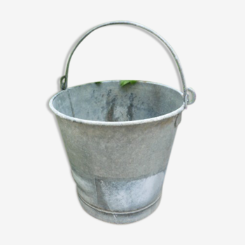 Old bucket in zinc capacity 15 liters