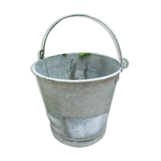 Old bucket in zinc capacity 15 liters