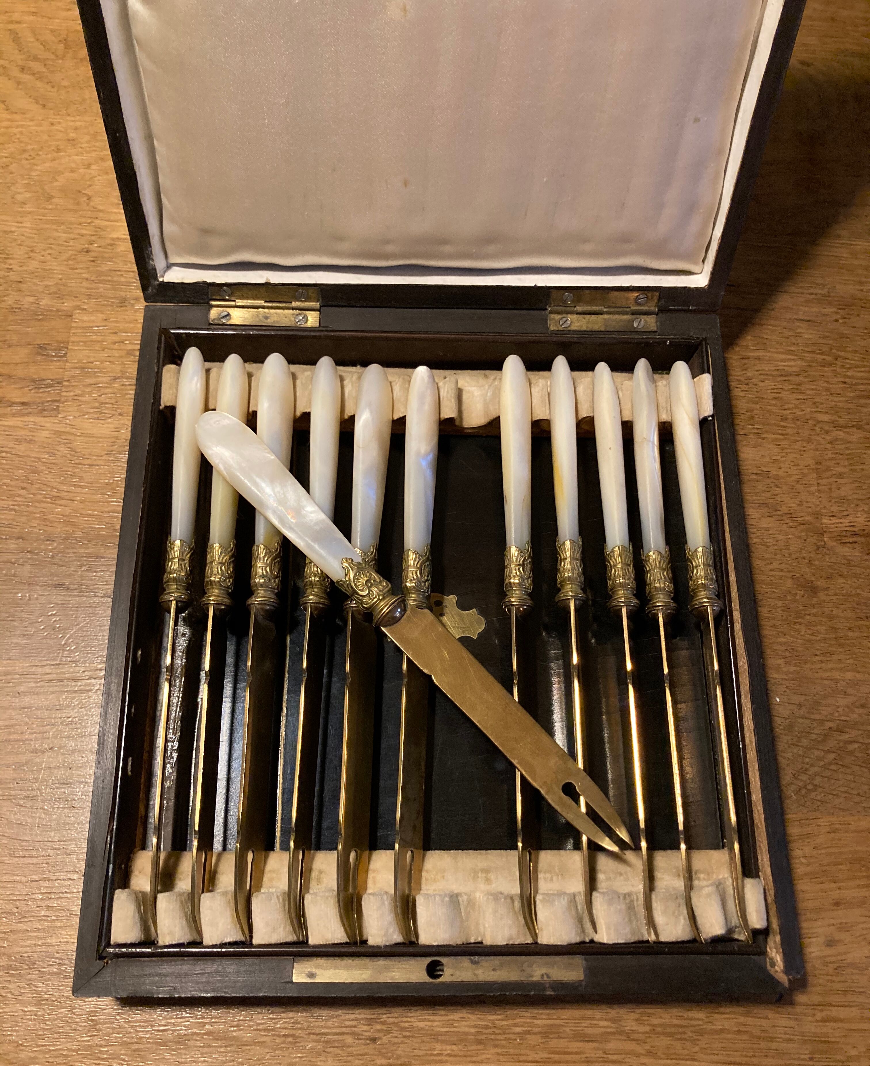 12 grapefruit knives
